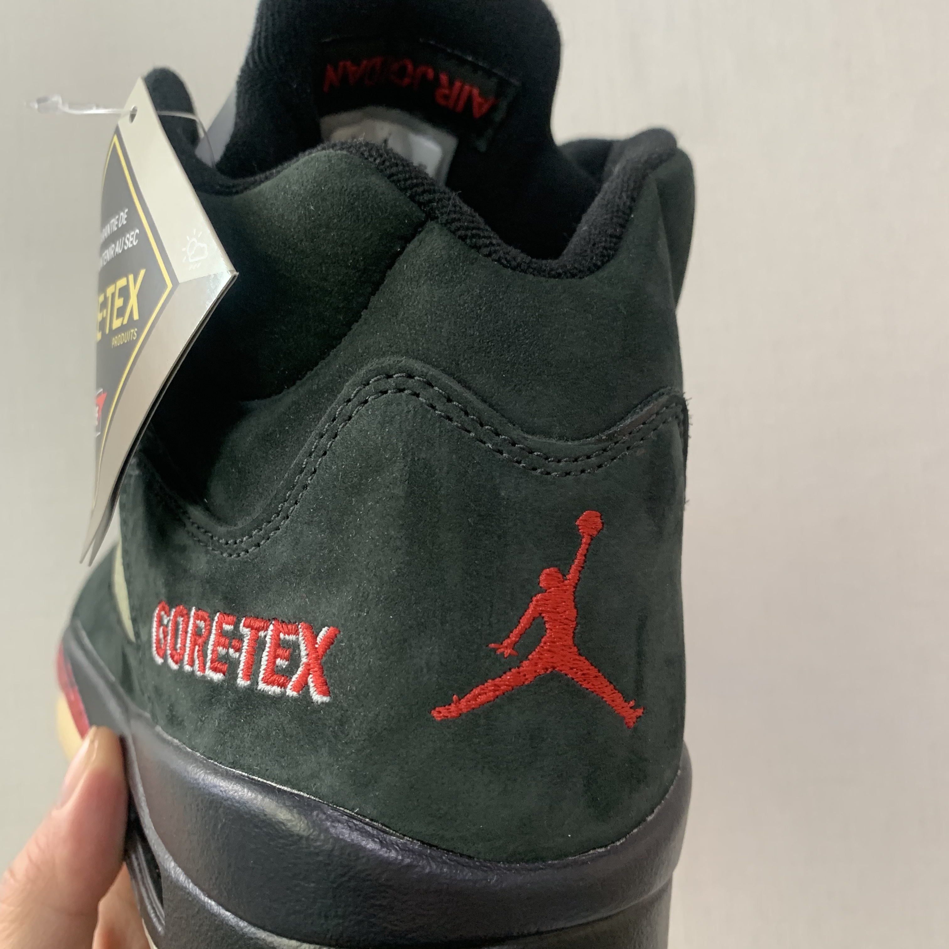 (W) Jordan 5 Retro Gore-Tex Off Noir Fire Red 착용 스타일 - 5