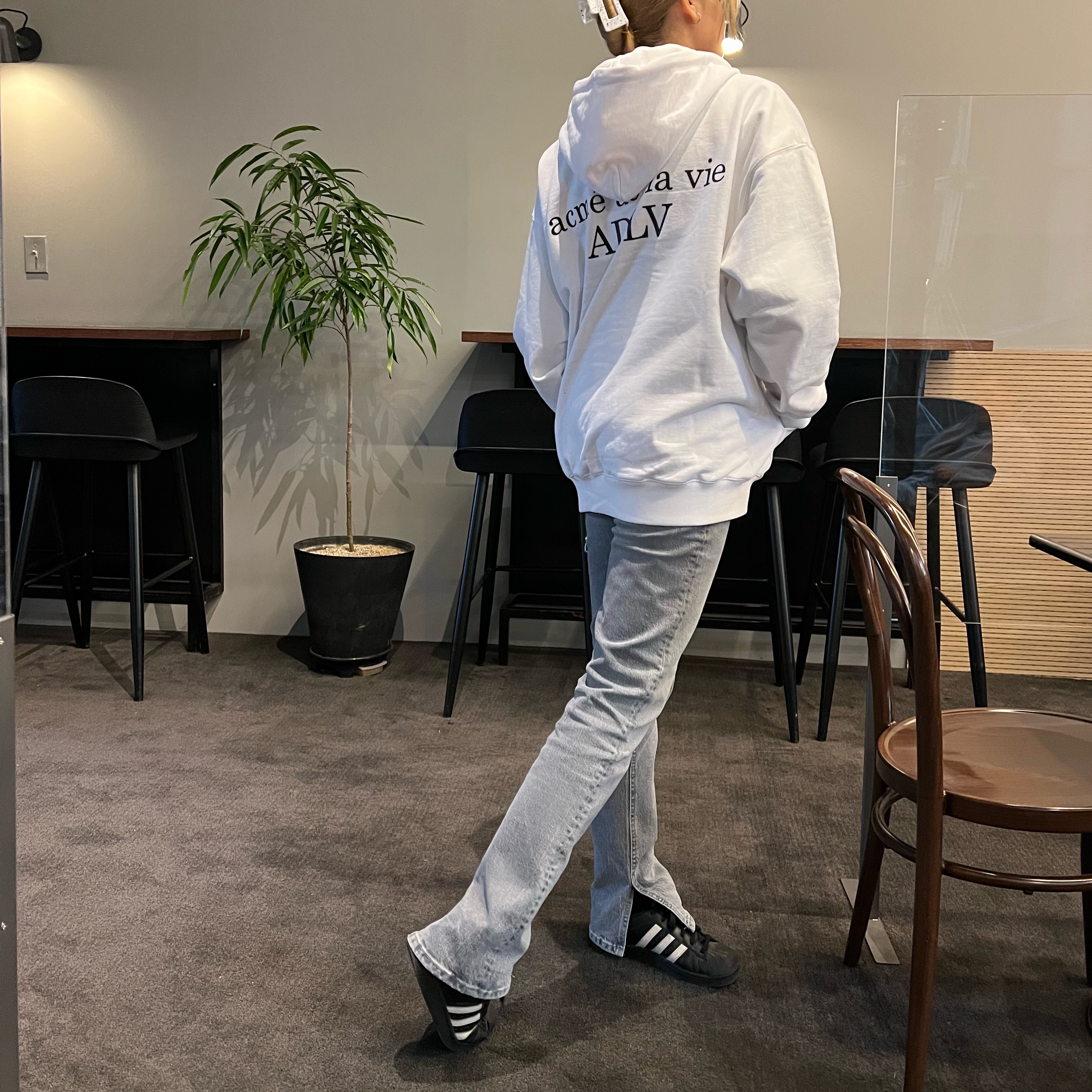 Adidas Superstar Core Black White 착용 스타일