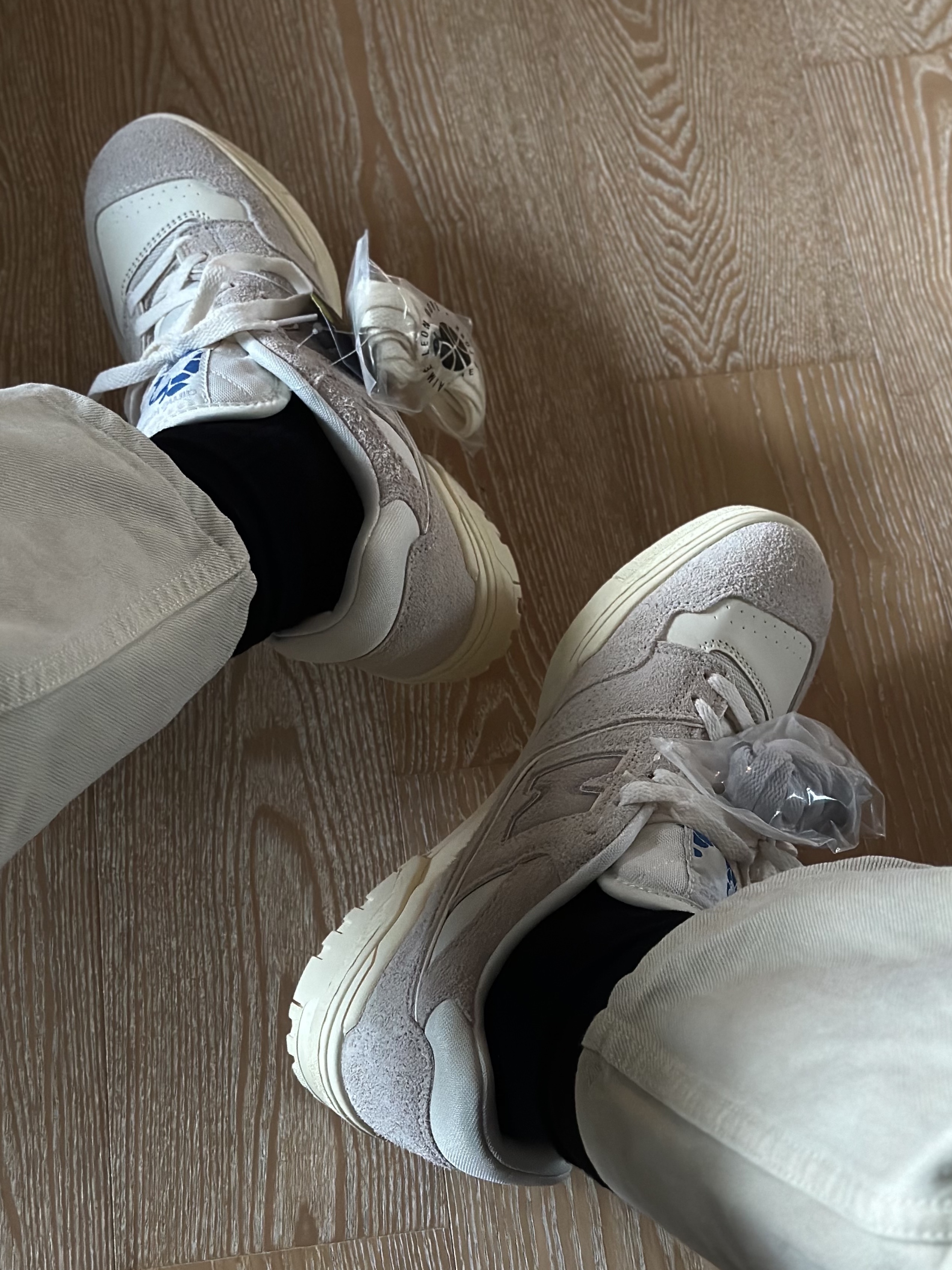 New Balance x Aime Leon Dore 550 Grey Suede 착용 스타일 - 2