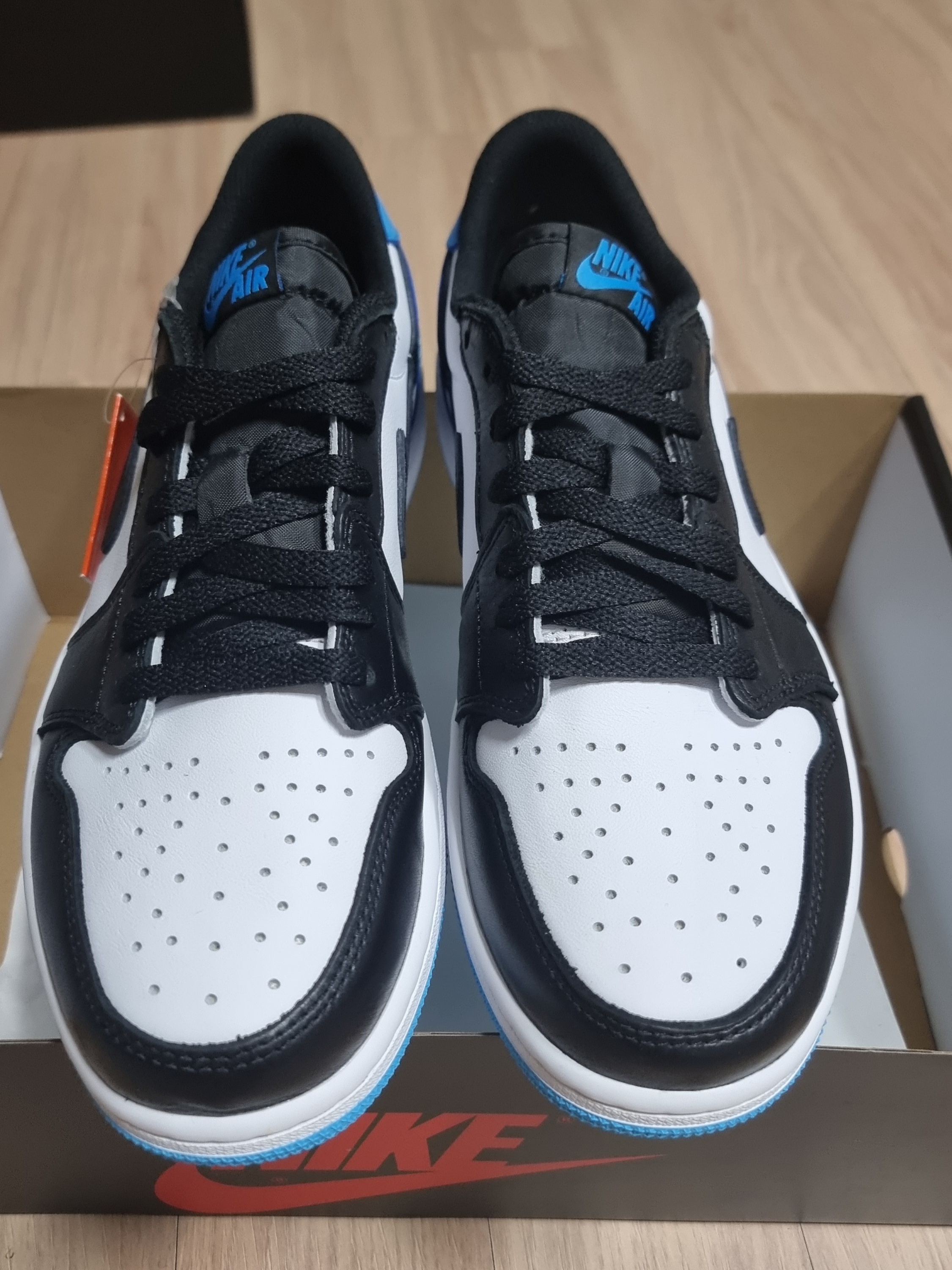 Jordan 1 Retro Low OG Black and Dark Powder Blue 착용 스타일 - 1