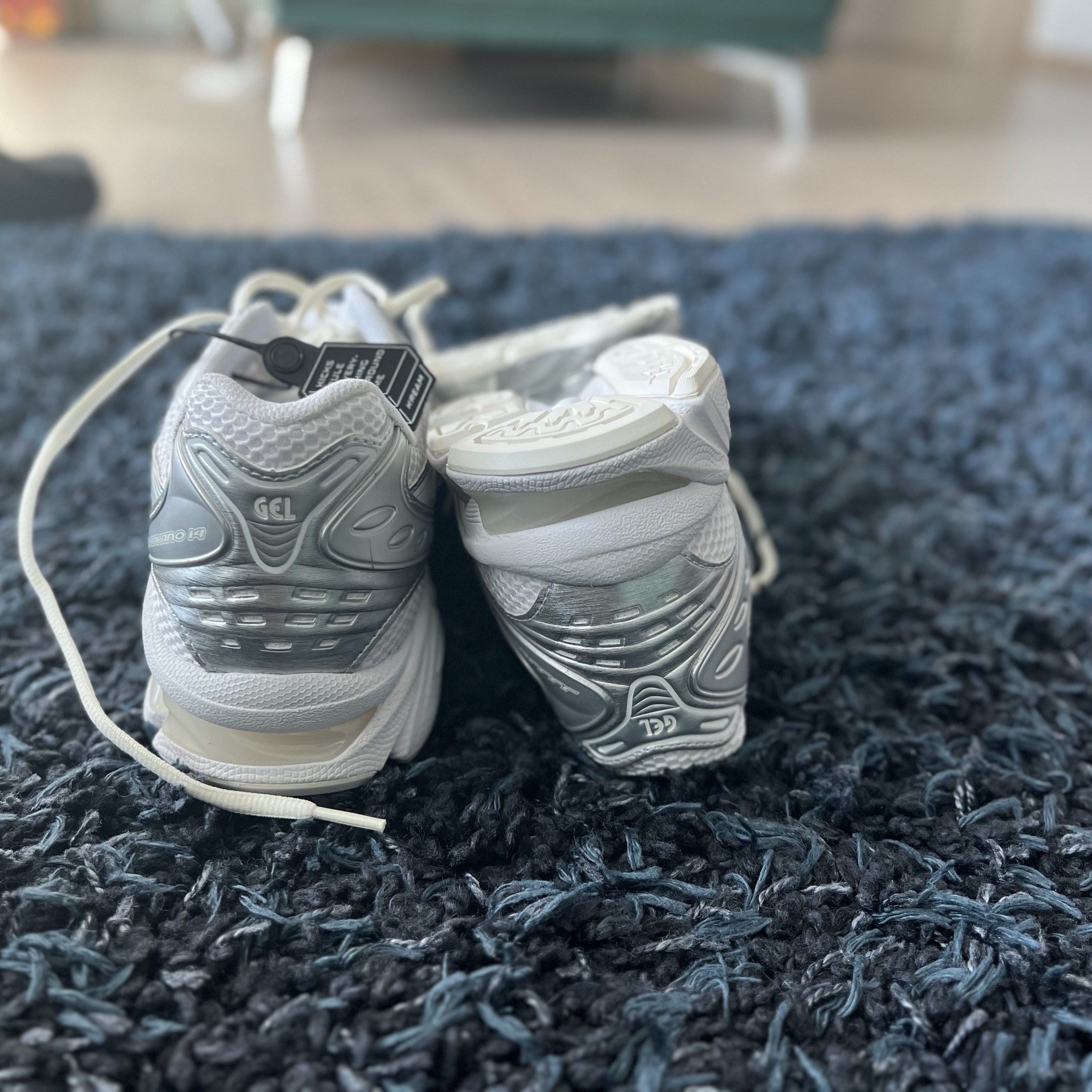 Asics x JJJJound Gel-Kayano 14 Silver White 착용 스타일 - 4