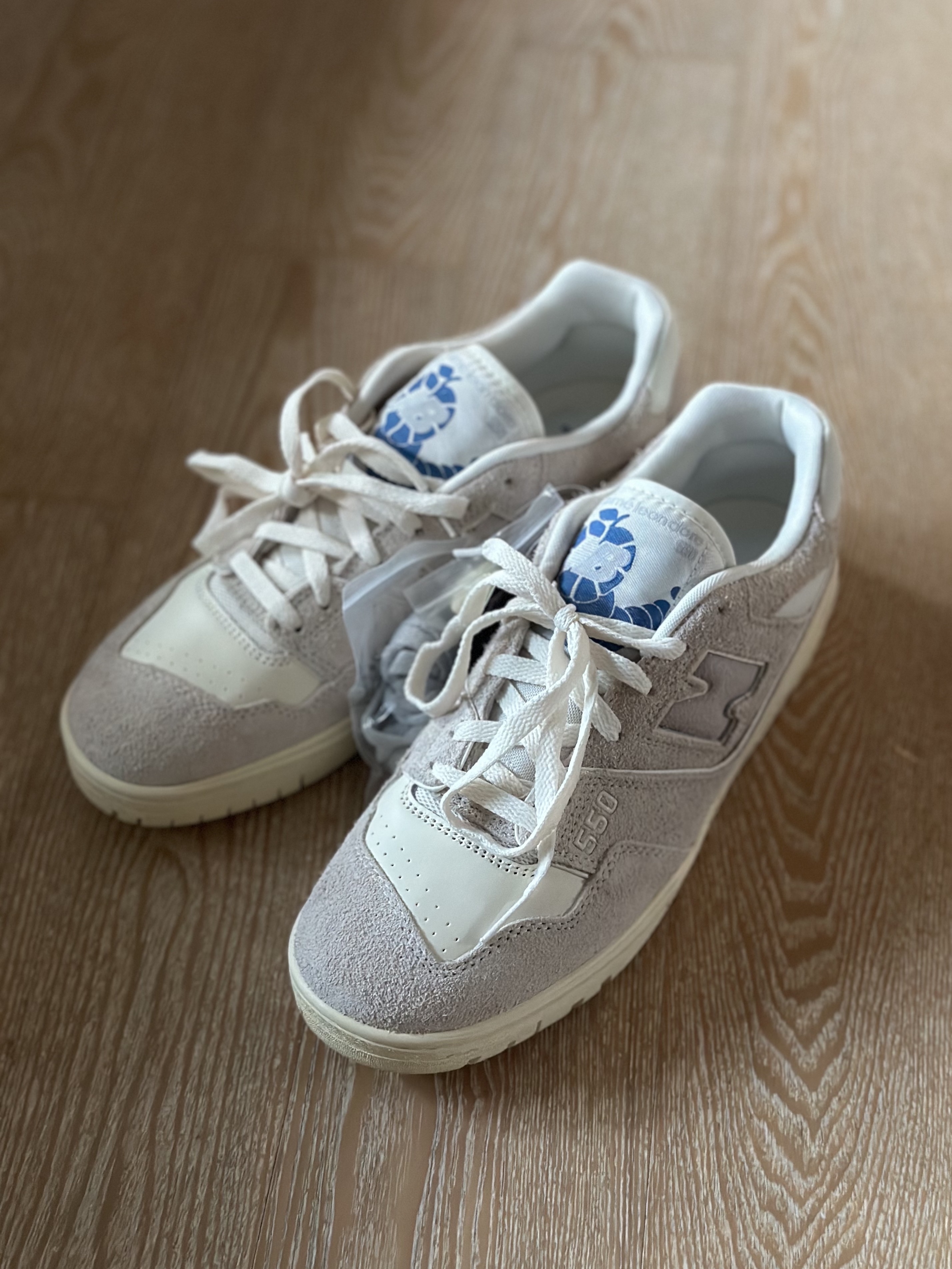 New Balance x Aime Leon Dore 550 Grey Suede 착용 스타일 - 3