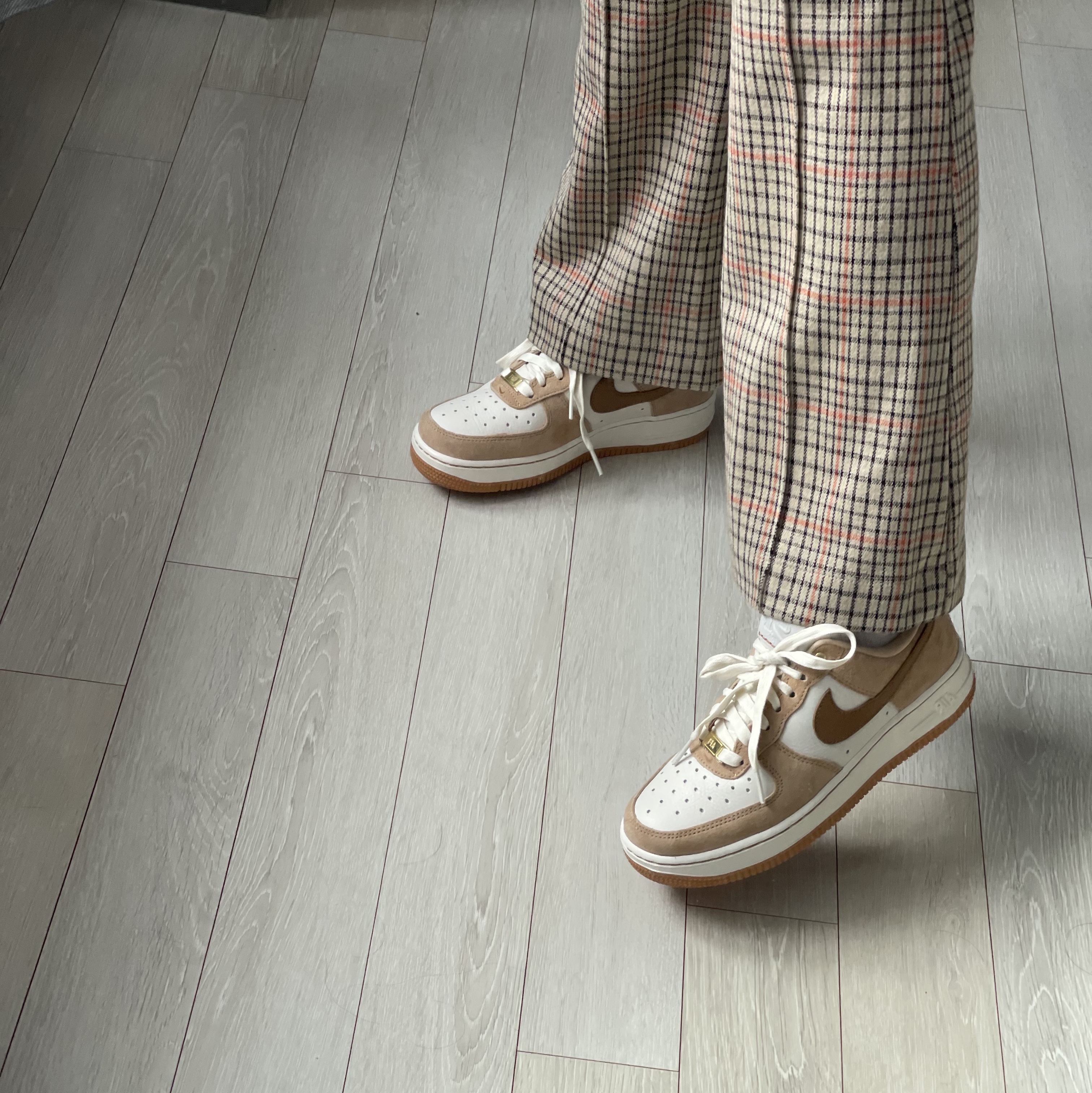 (W) Nike Air Force 1 LXX Flax, Burberry Icon Stripe Econyl Drawcord Pouch Archive Beige 착용 스타일 - 1