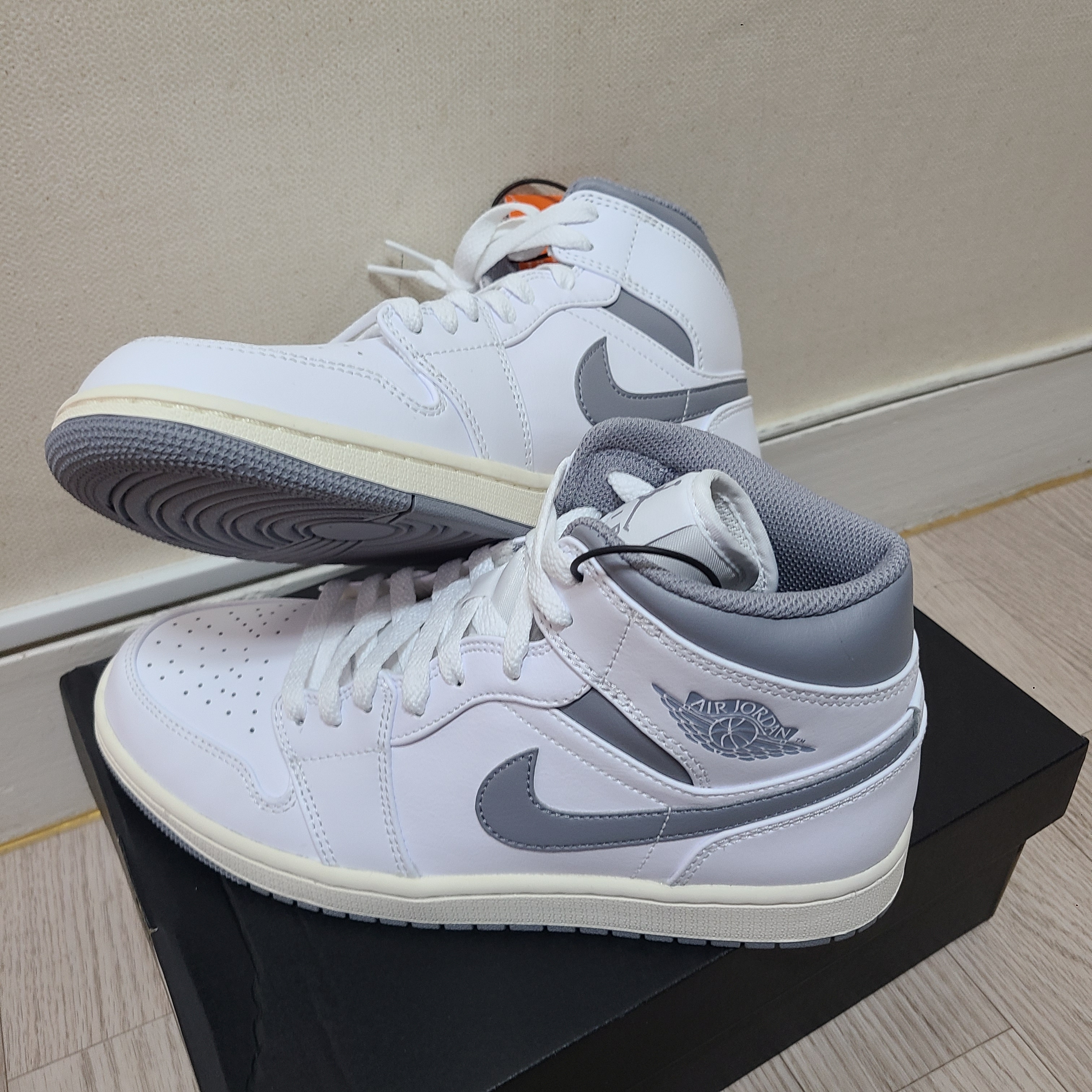 Jordan 1 Mid White Stealth 착용 스타일 - 1