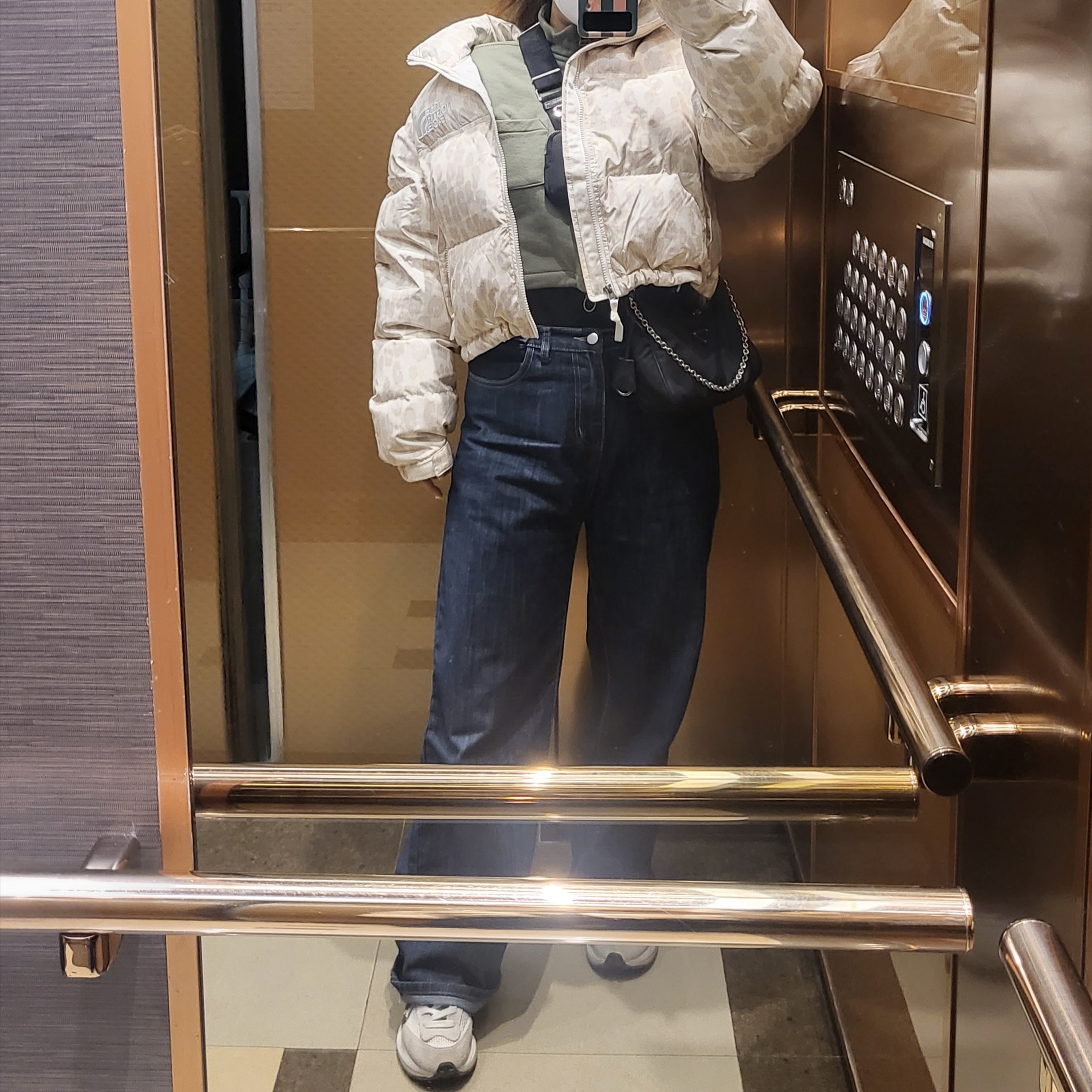 (W) The North Face Print Nuptse Short Jacket Silver Grey Leopard Print, Nike x Sacai VaporWaffle Royal Fuchsia 착용 스타일 - 1