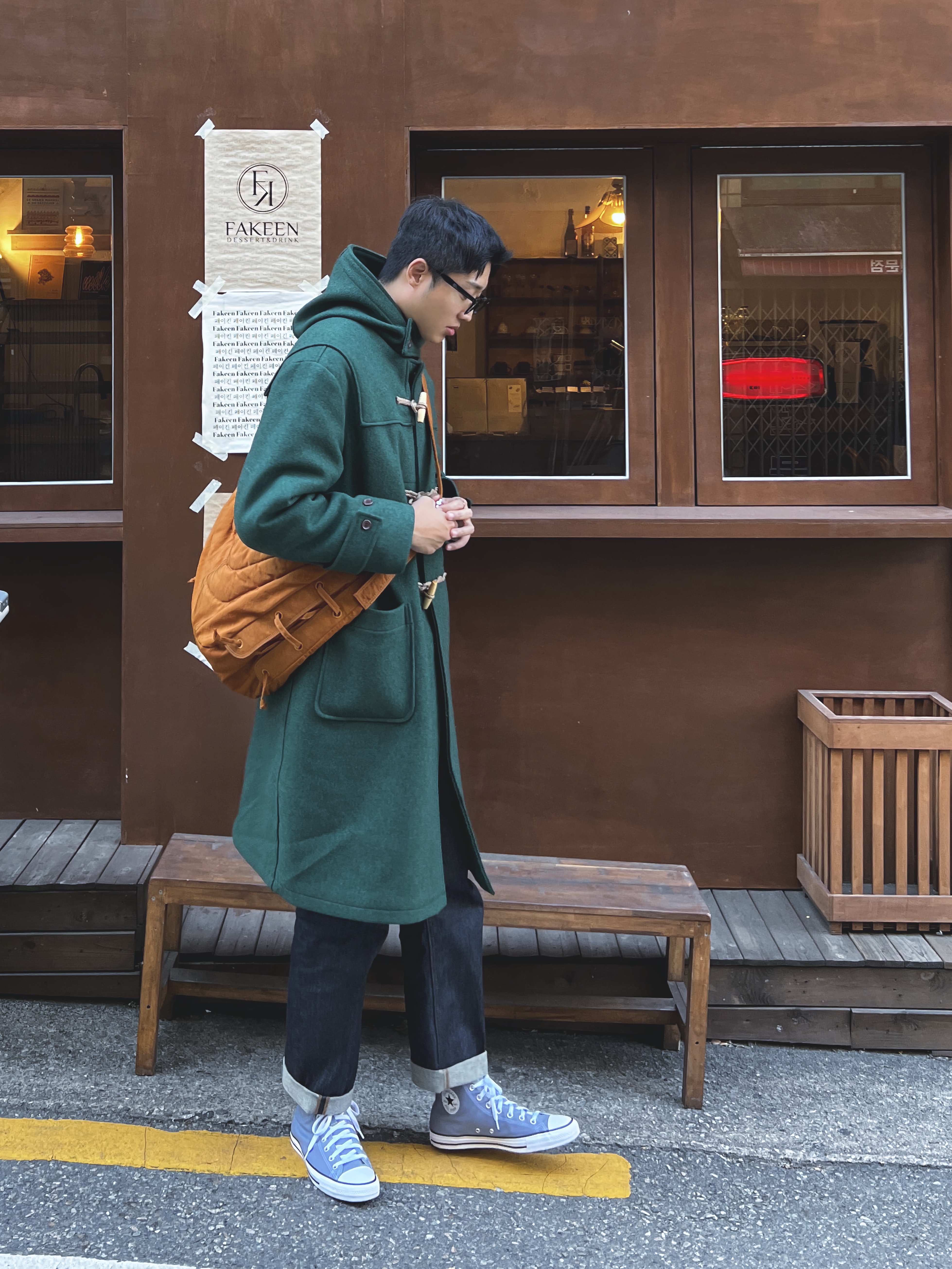 Lemaire Soft Crossbody Bag Technical Canvas Earth Brown 착용 스타일 - 1
