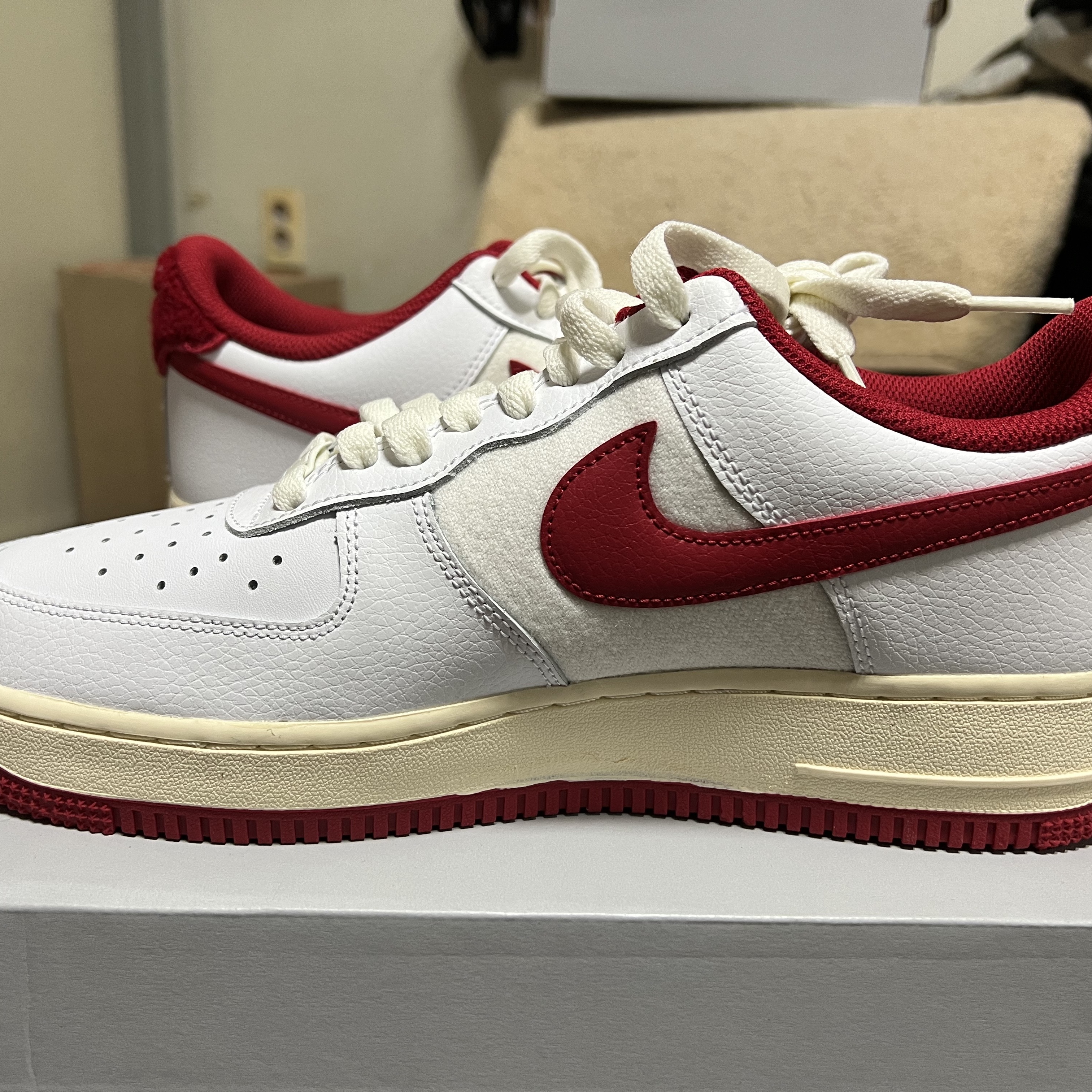 Nike Air Force 1 '07 LV8 Varsity White Gym Red 착용 스타일 - 3