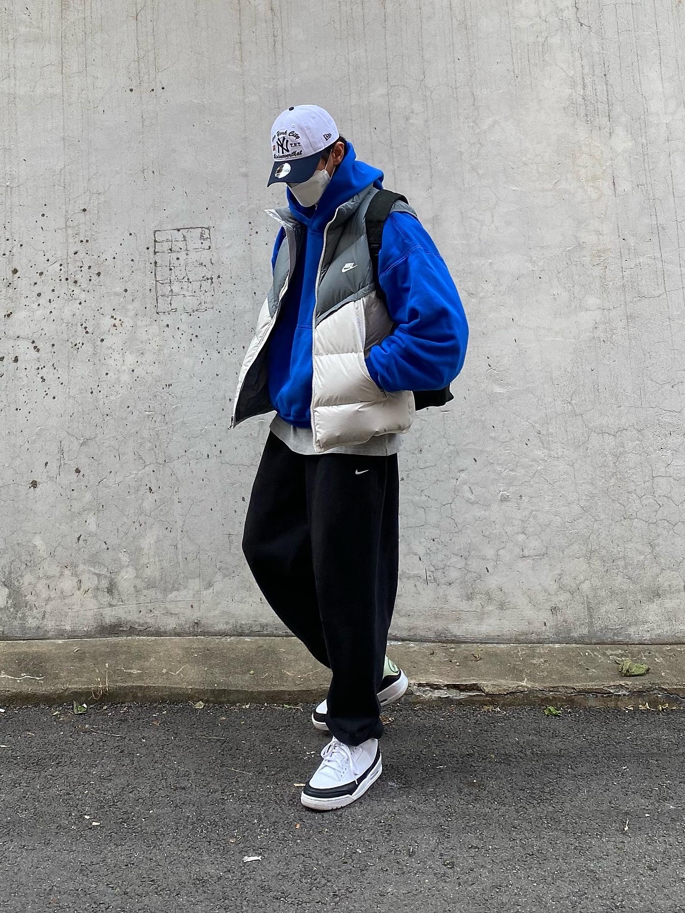 Jordan 3 x Fragment Retro SP White Black, Yeezy Gap Hoodie Blue 착용 스타일 - 1