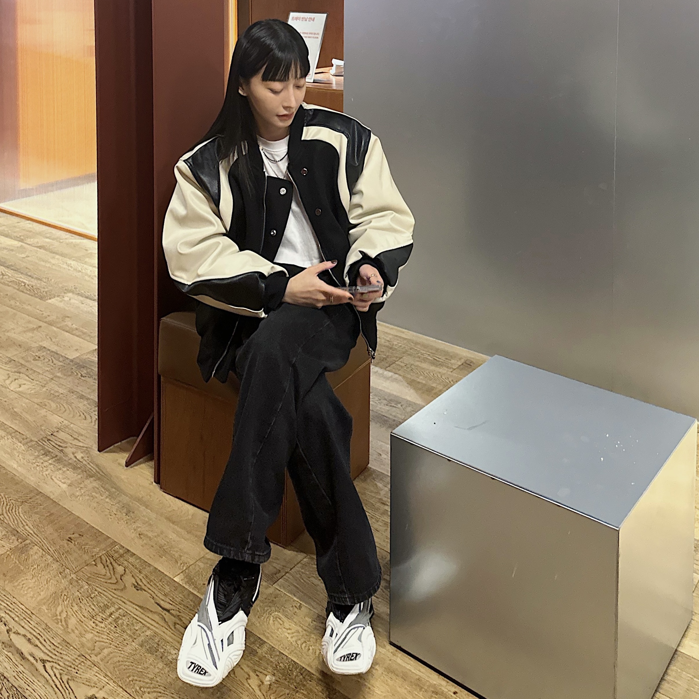 (W) Balenciaga Tyrex Sneakers White, Prada Cleo Brushed Leather Shoulder Bag Black 착용 스타일 - 1