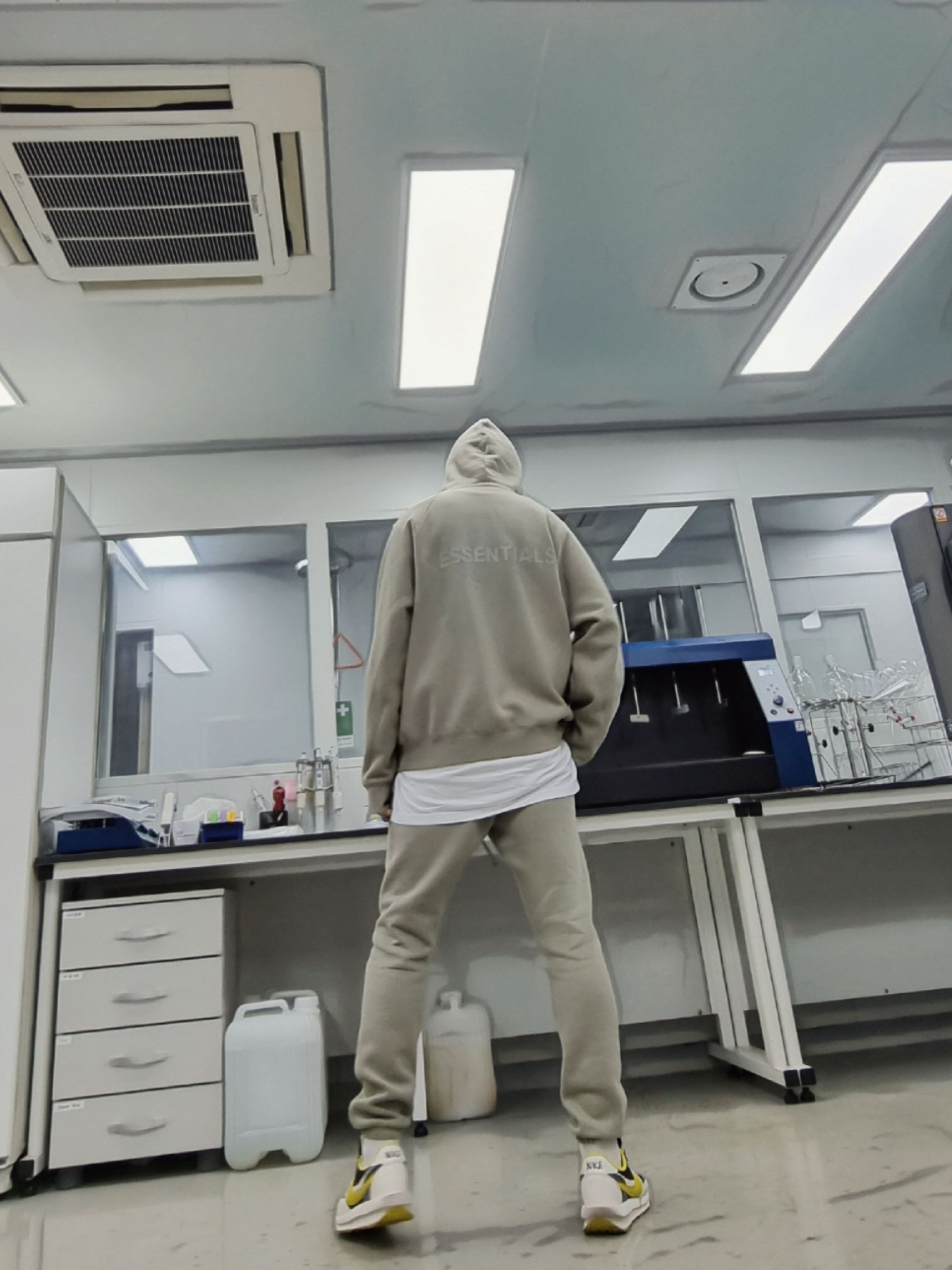 Essentials Pull-Over Hoodie Pistachio - 21FW, Essentials Sweatpants Pistachio - 21FW 착용 스타일 - 3