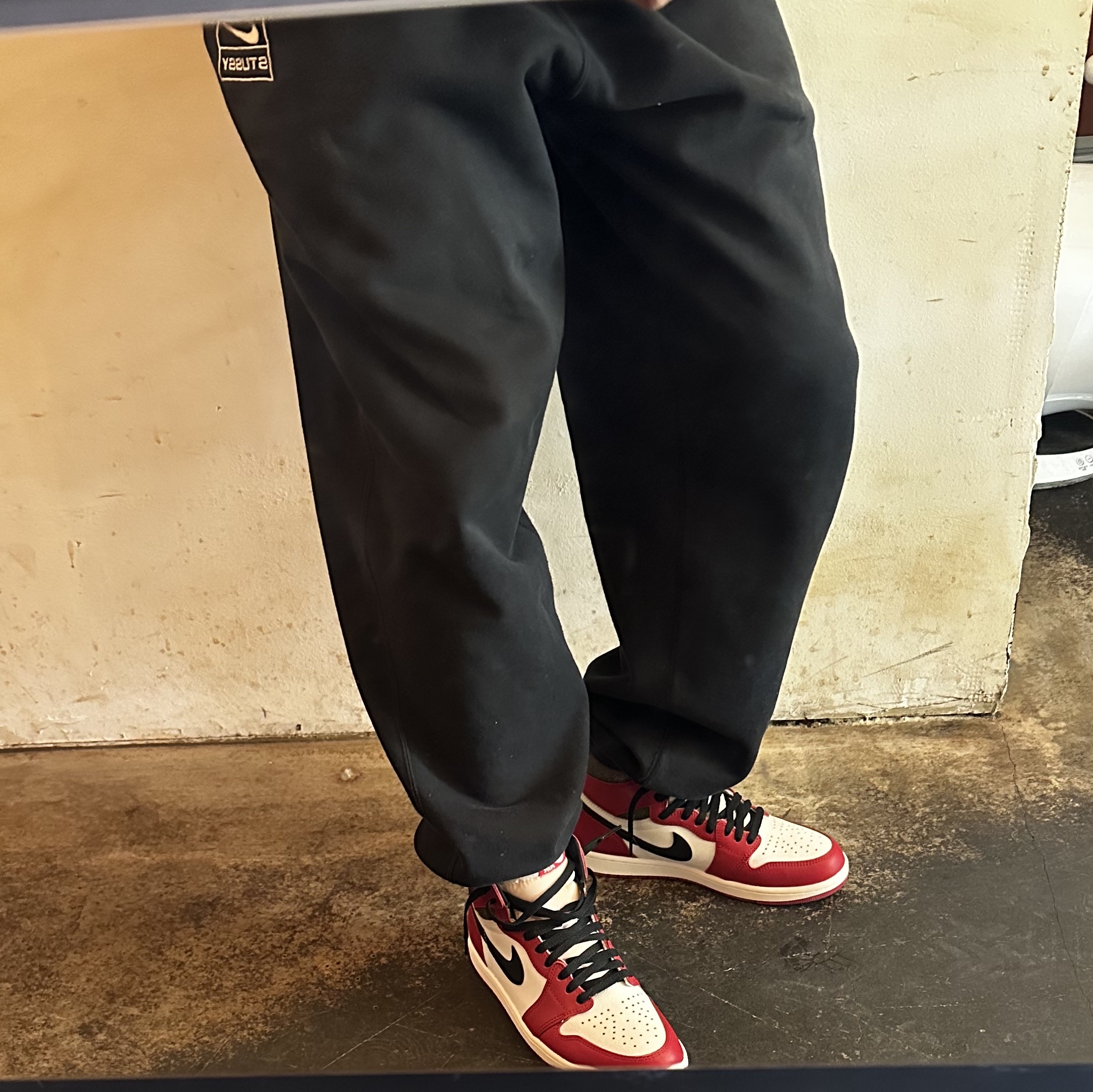 Nike x Stussy NRG RA Washed Fleece Pants Black (DN4030-010), Jordan 1 Retro High OG Chicago 2022 착용 스타일
