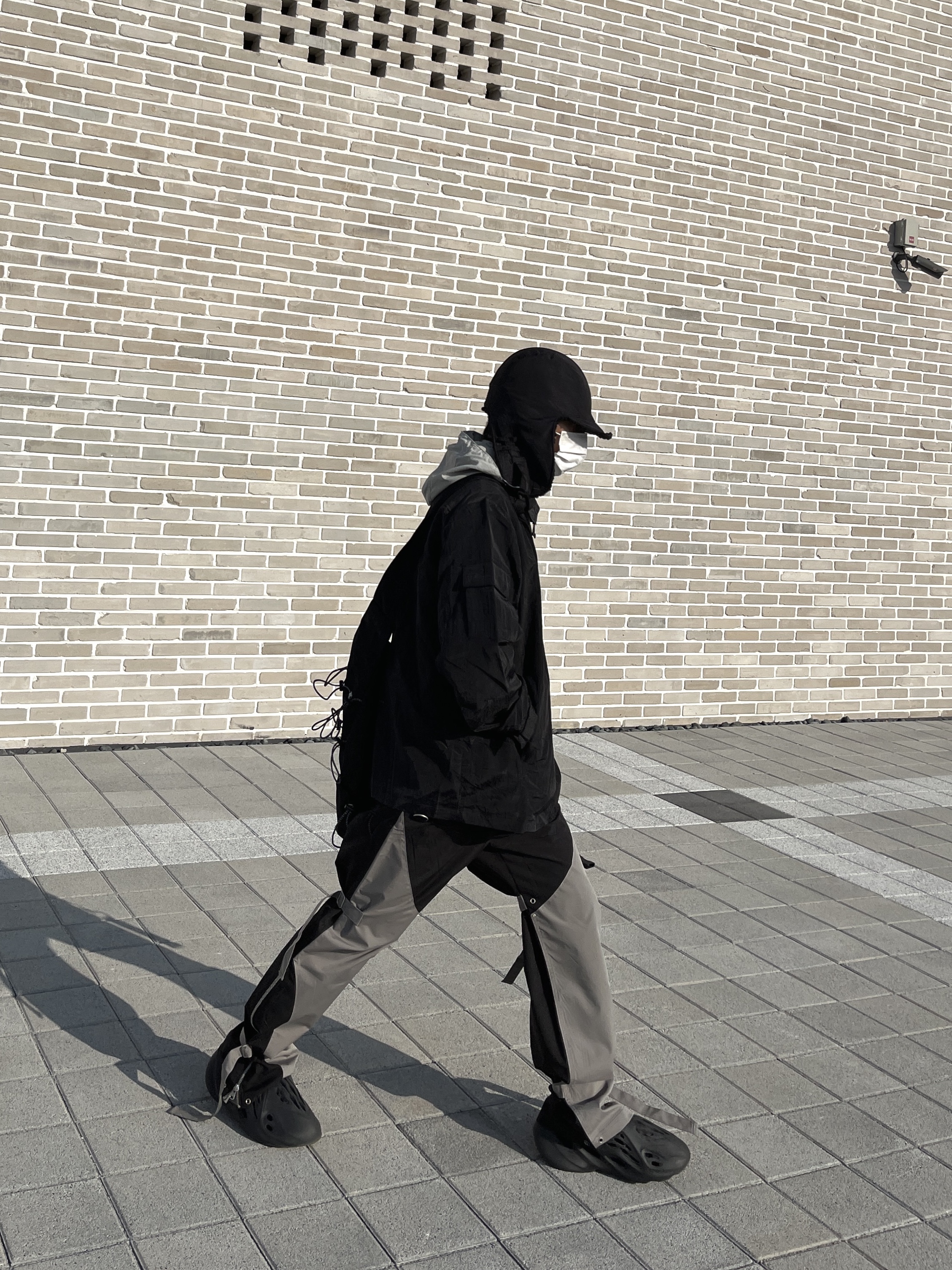 Adidas Yeezy Foam RNNR Onyx 착용 스타일 - 1