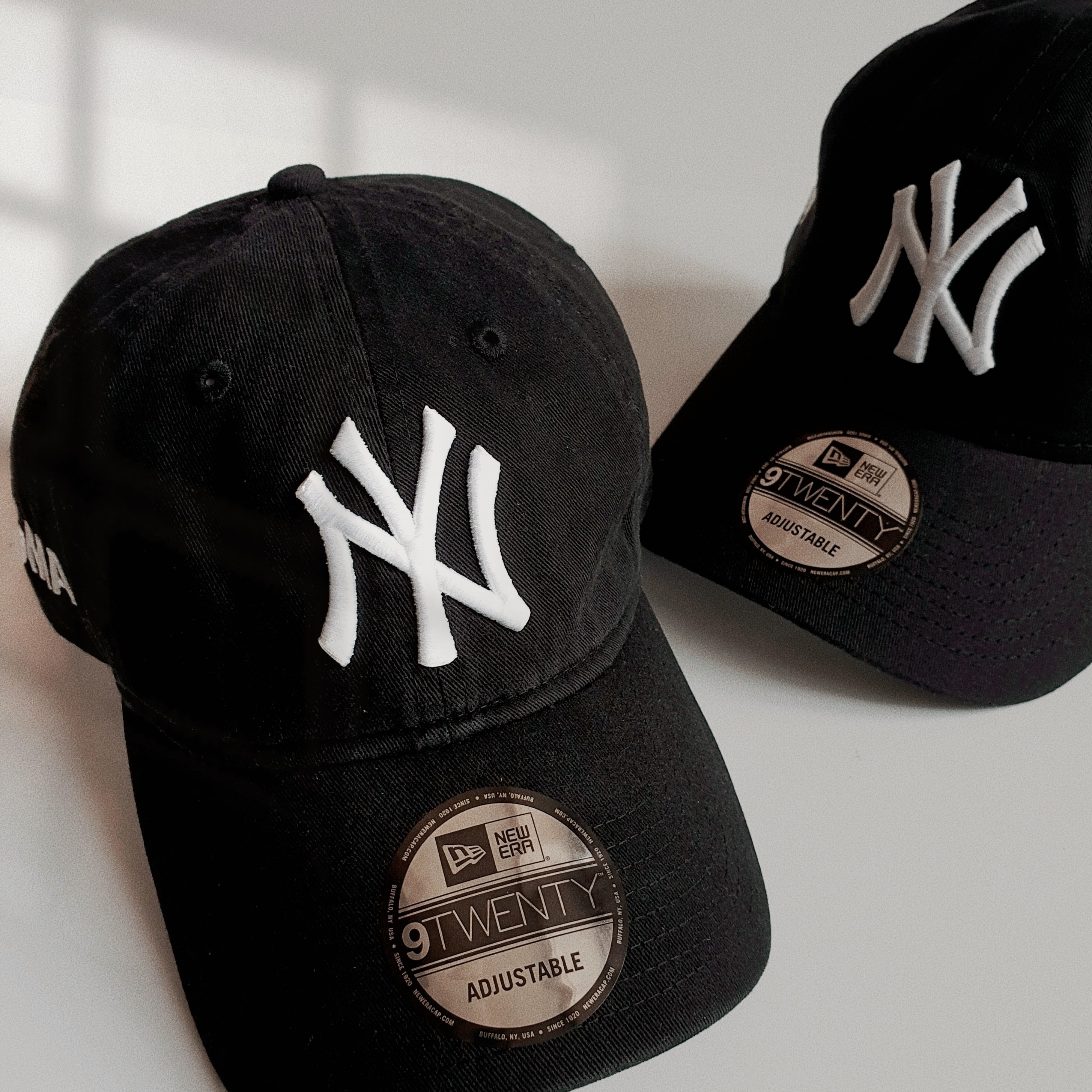 New Era x MoMA New York Yankees Cap Black 착용 스타일