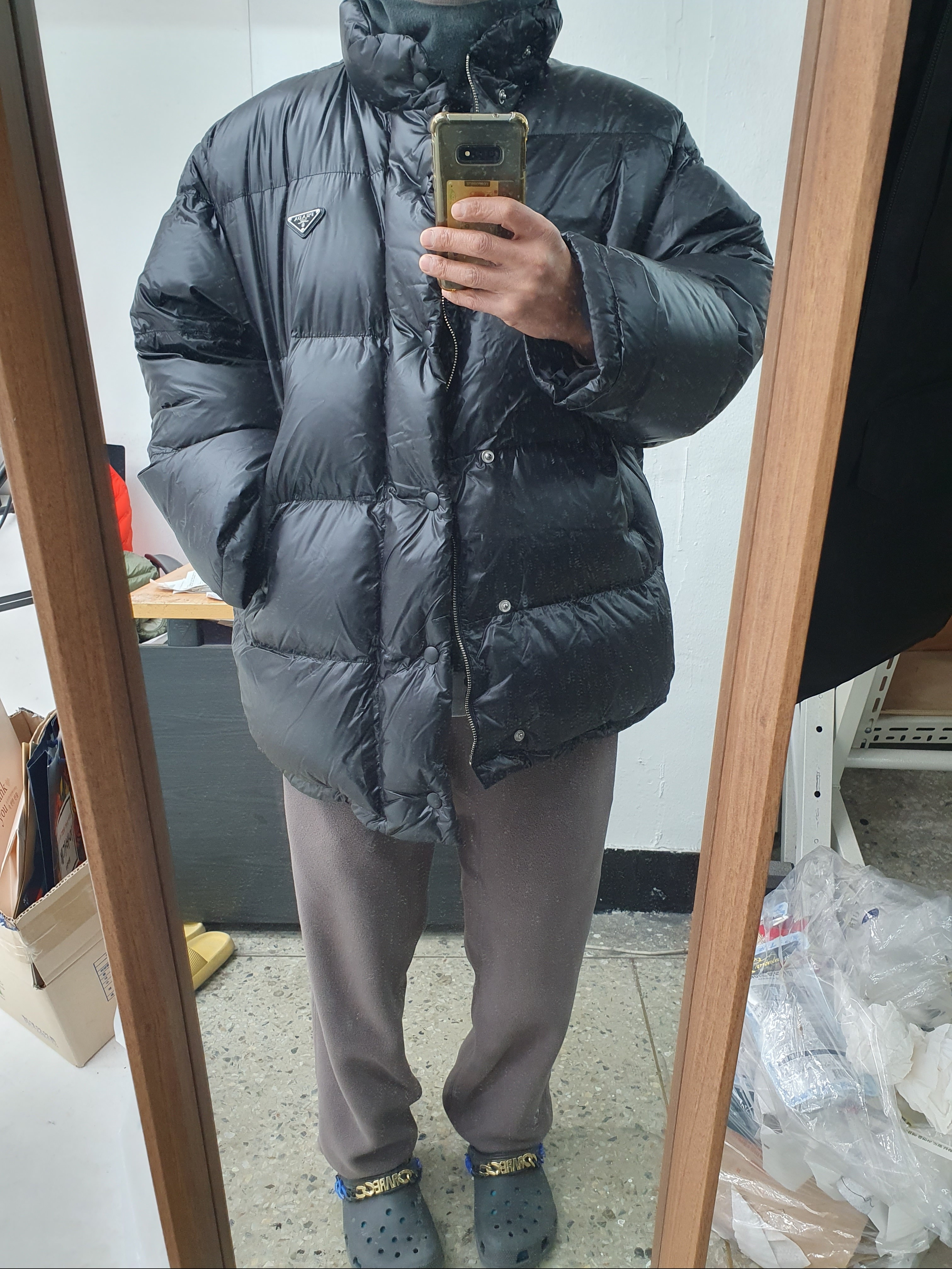Prada Re-Nylon Down Jacket Black 착용 스타일 - 1