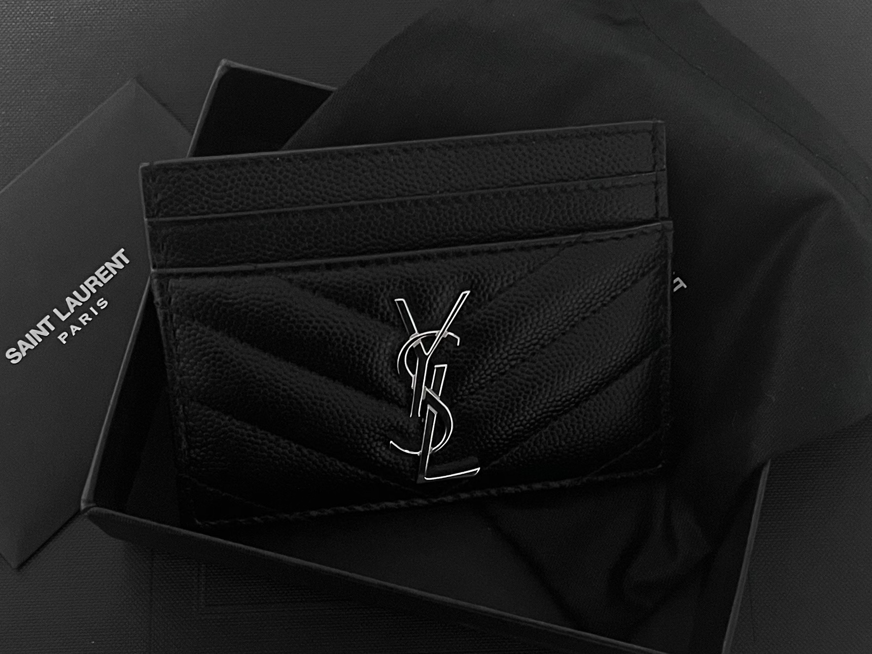 Saint Laurent Cassandre Matelasse Card Case in Grain De Poudre Embossed Leather Black 착용 스타일