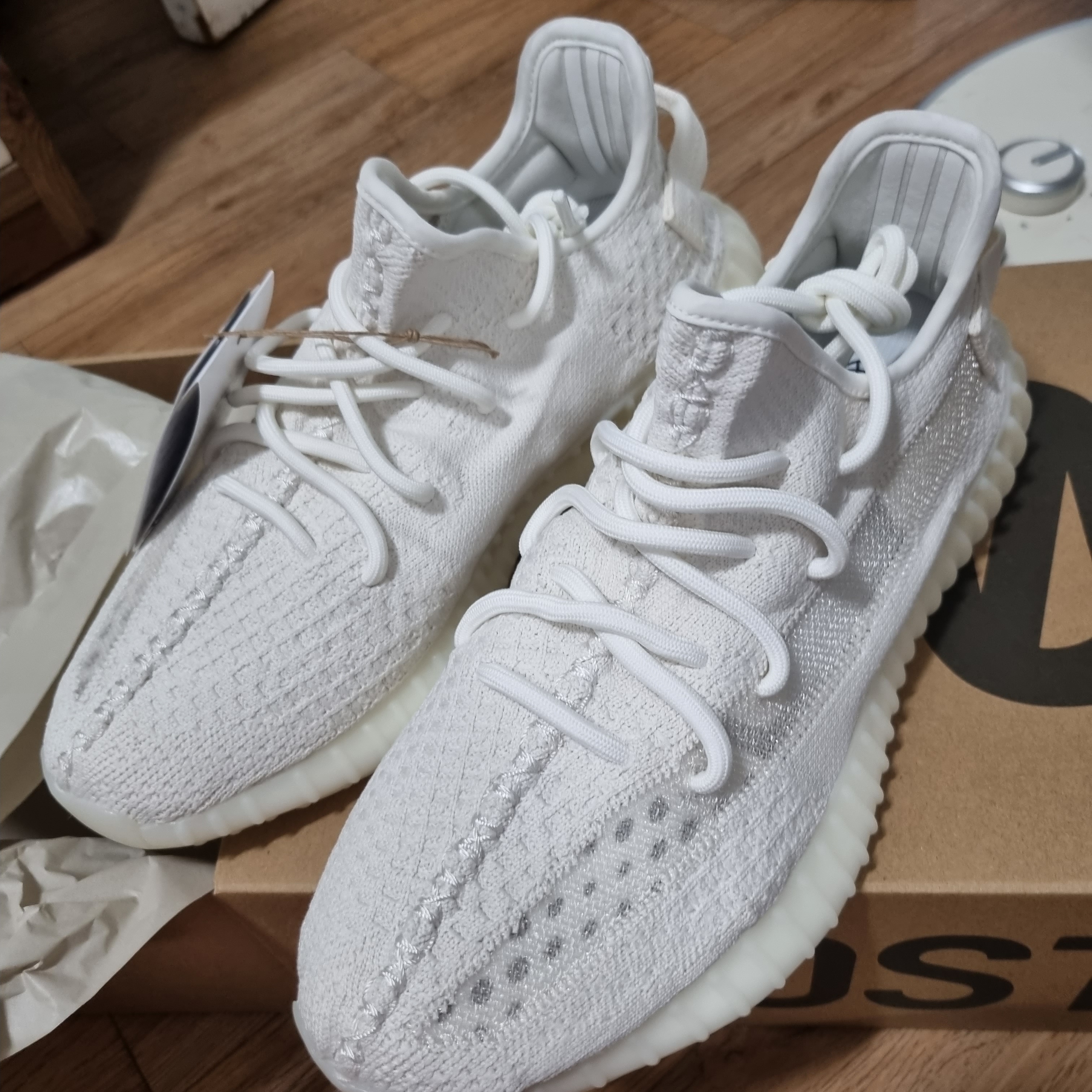 Adidas Yeezy Boost 350 V2 Bone 착용 스타일
