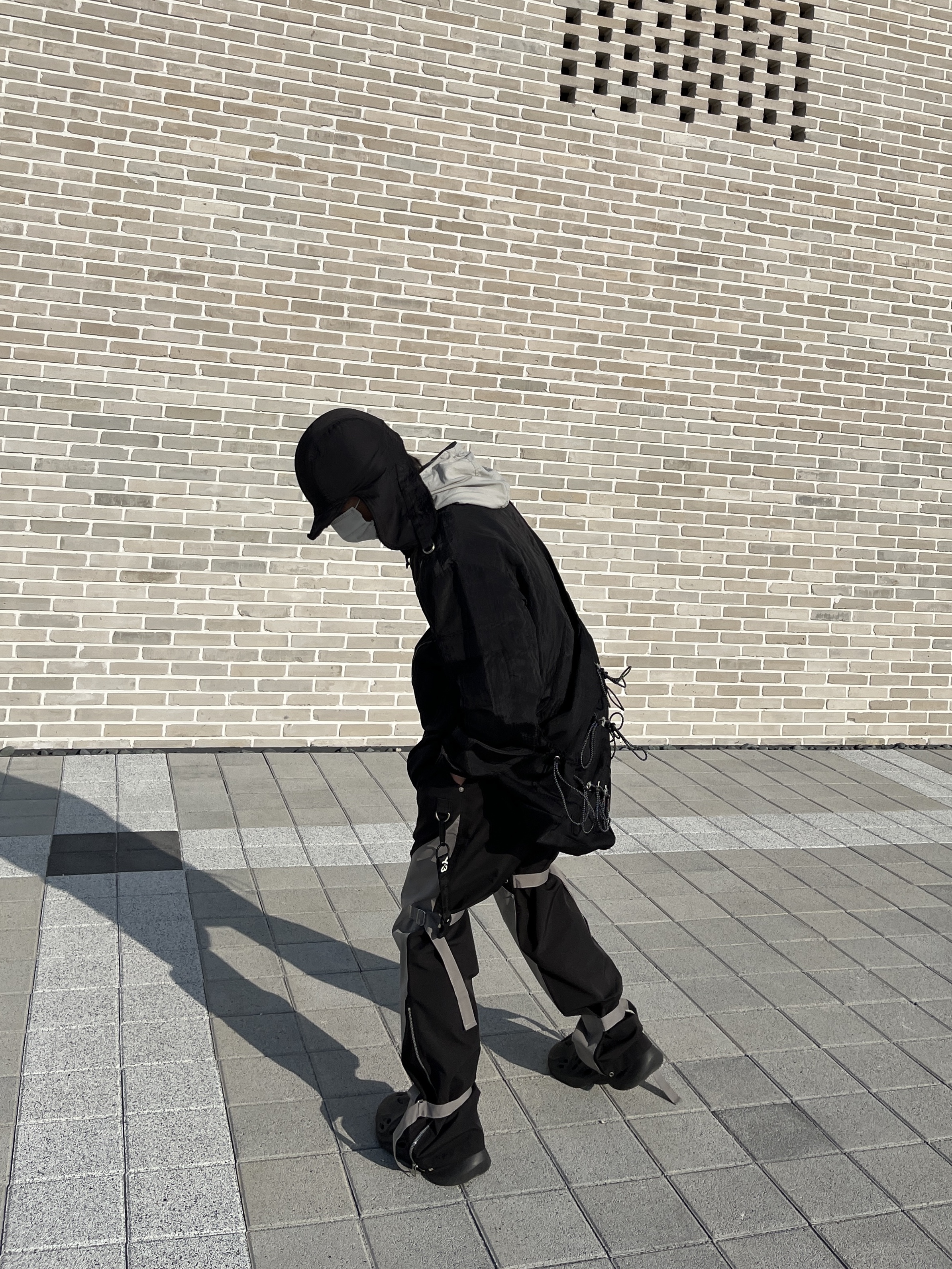 Adidas Yeezy Foam RNNR Onyx 착용 스타일 - 2