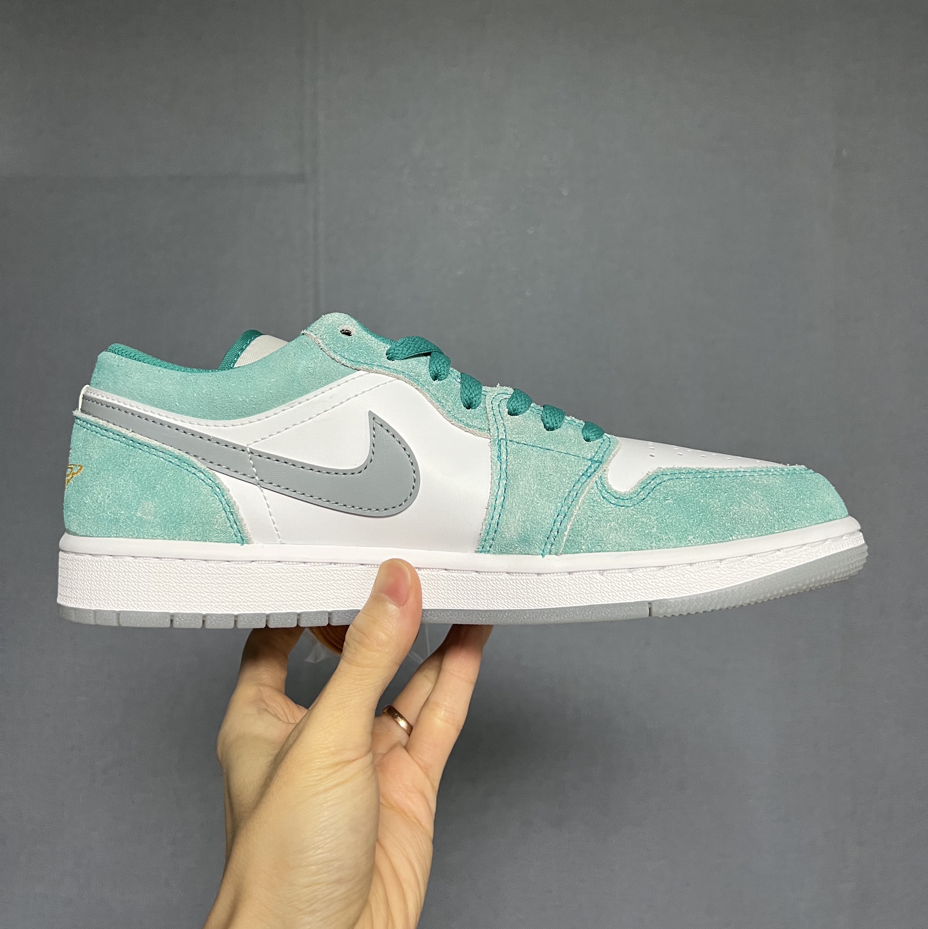 Jordan 1 Low SE New Emerald 착용 스타일 - 3