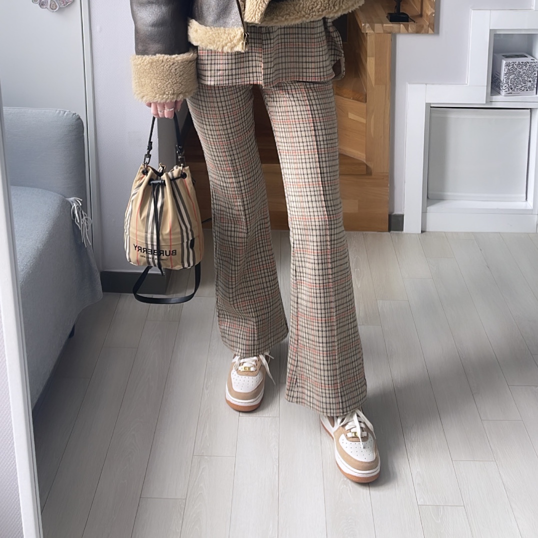 (W) Nike Air Force 1 LXX Flax, Burberry Icon Stripe Econyl Drawcord Pouch Archive Beige 착용 스타일 - 2