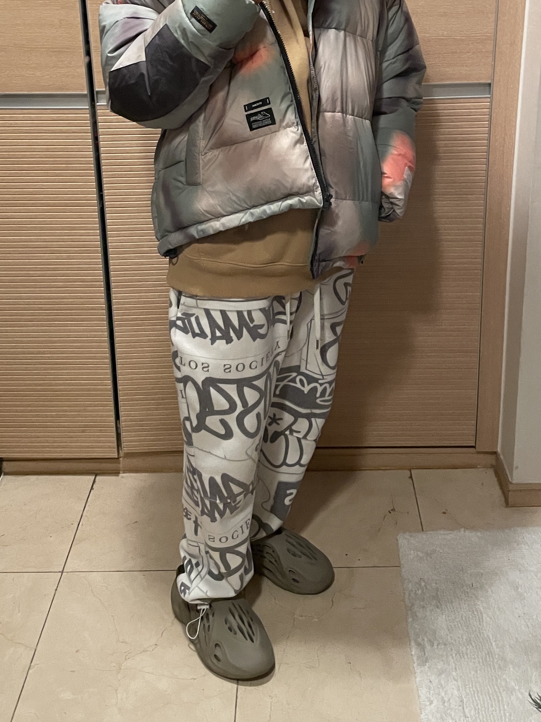 Adidas Yeezy Foam RNNR Stone Sage 착용 스타일