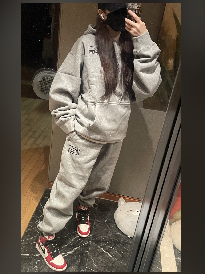 Nike x Stussy NRG RA Pullover Hoodie Dark Grey Heather (DJ9488-063), Nike x Stussy NRG RA Fleece Pants Dark Grey Heather (DJ9490-063) 착용 스타일 - 2