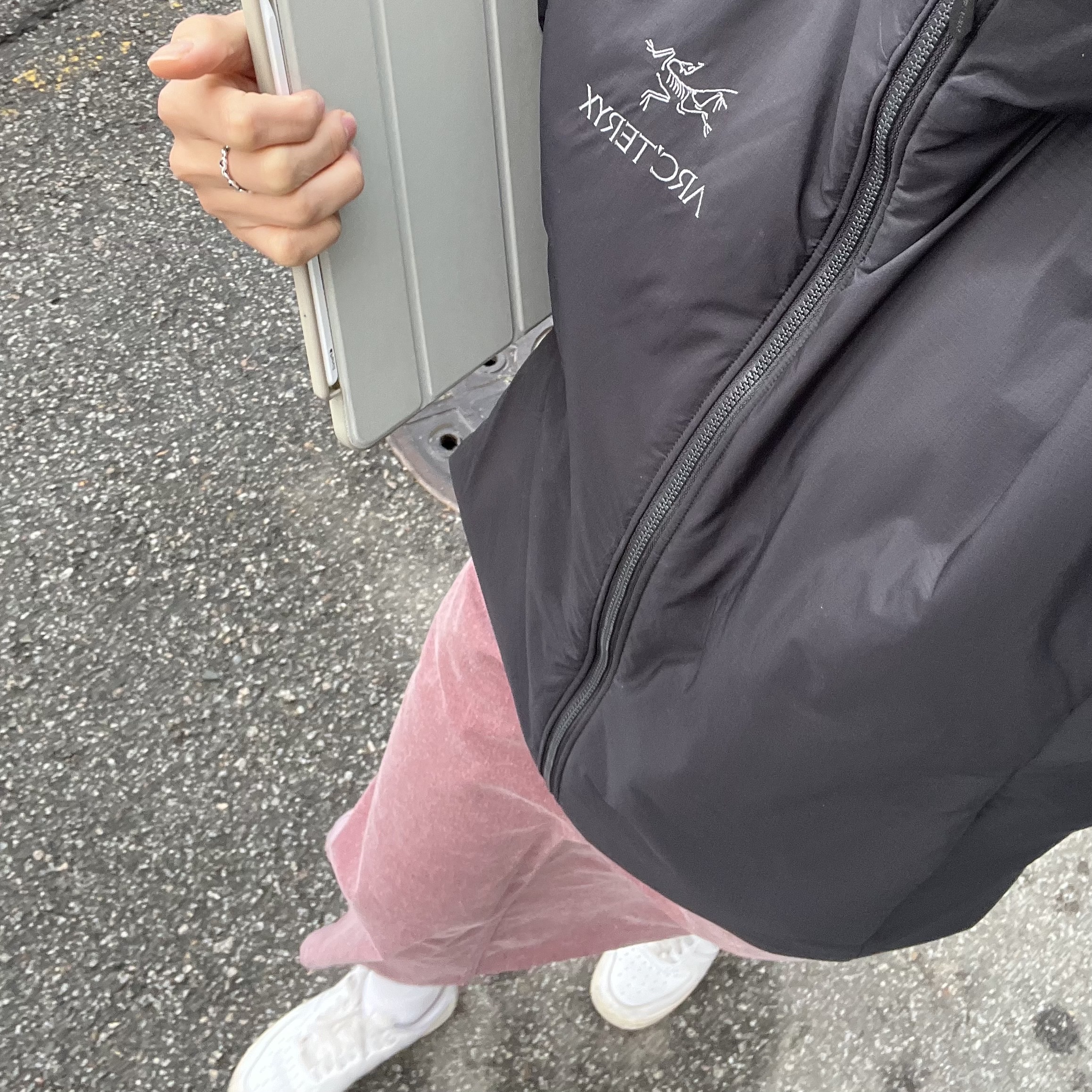 Arc'teryx Atom AR Hoody Black, Nike Air Force 1 '07 Low White 착용 스타일