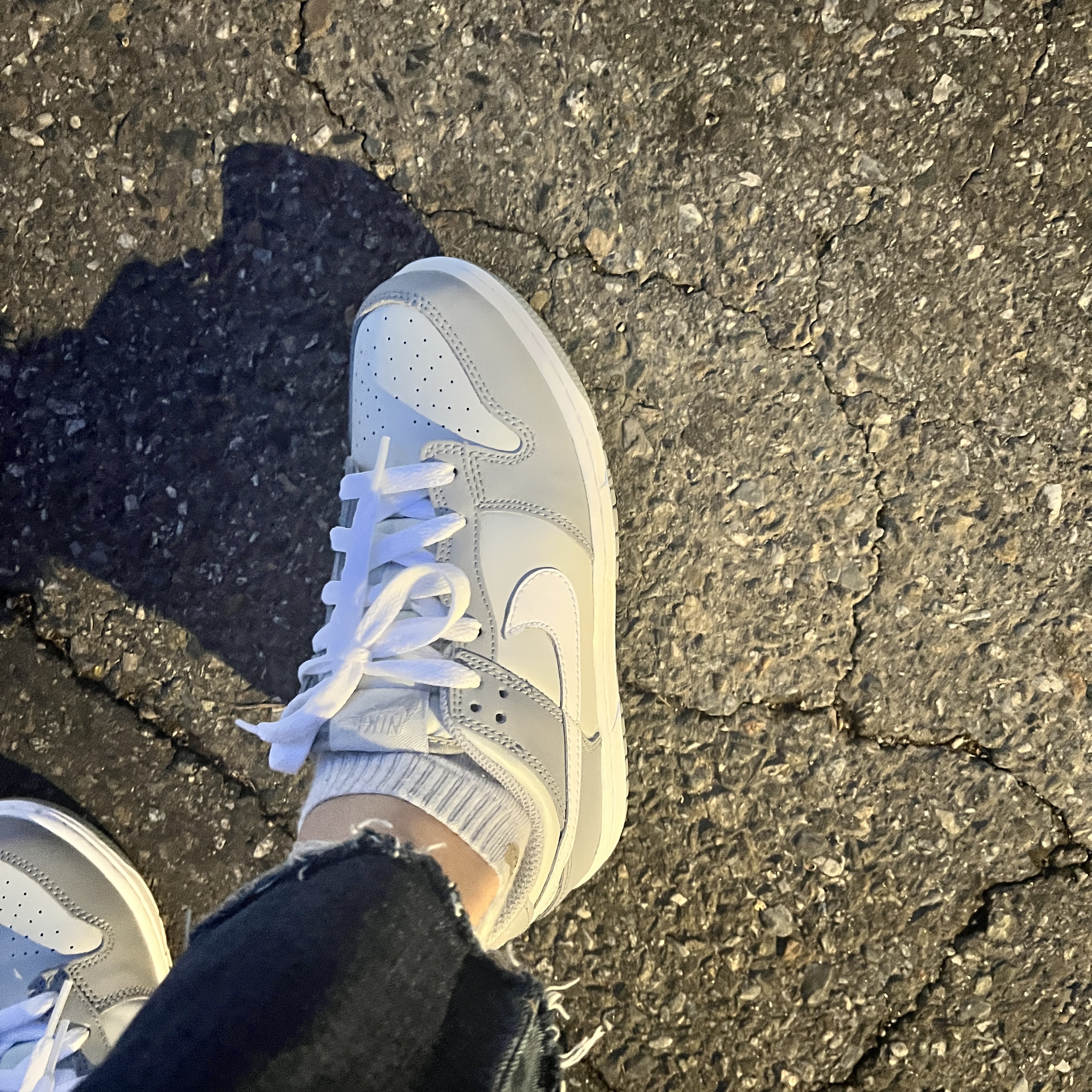 (PS) Nike Dunk Low Wolf Grey, (GS) Nike Air Force 1 LE White 착용 스타일 - 1