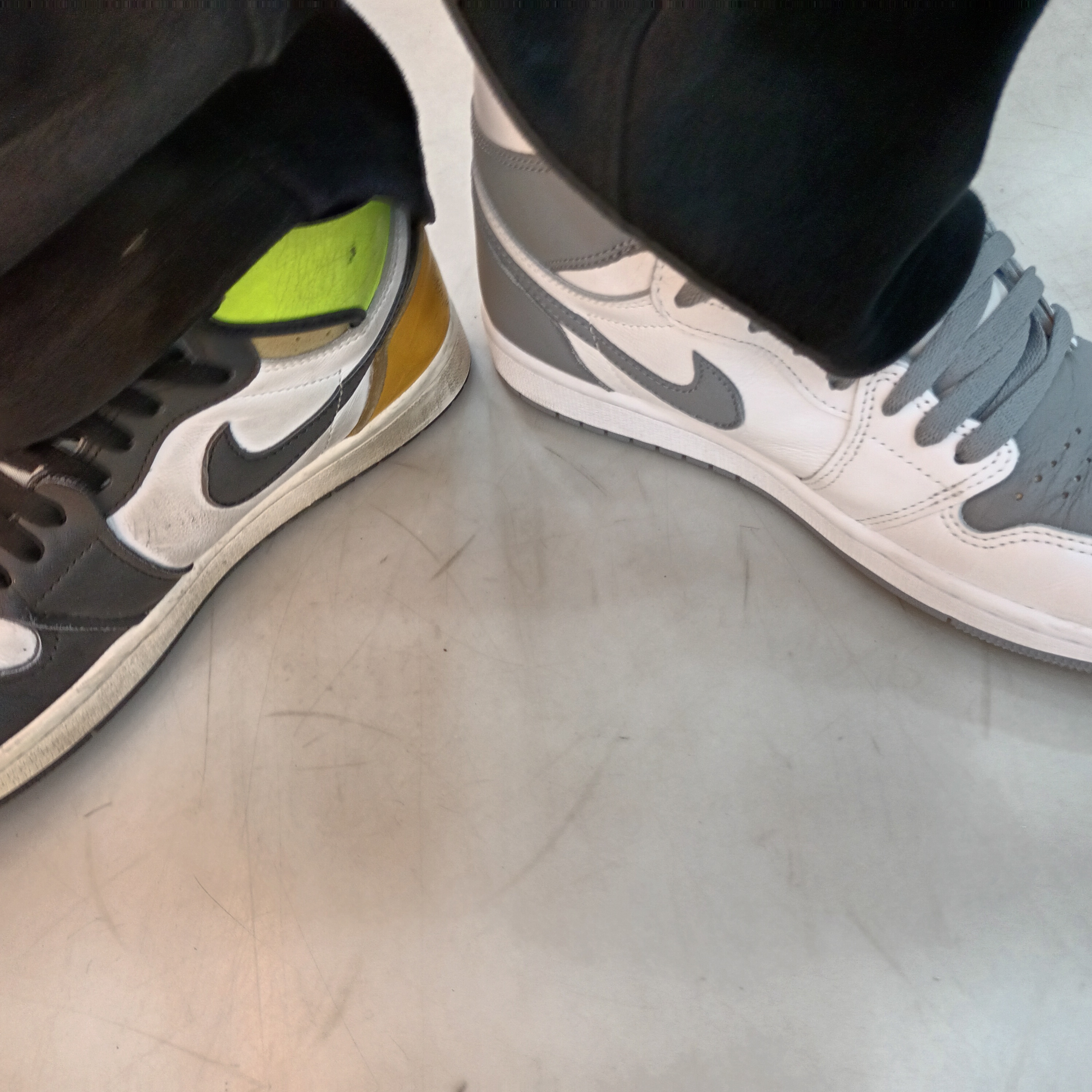 Jordan 1 Retro High OG Stealth, Jordan 1 Retro High OG Volt Gold 착용 스타일 - 1