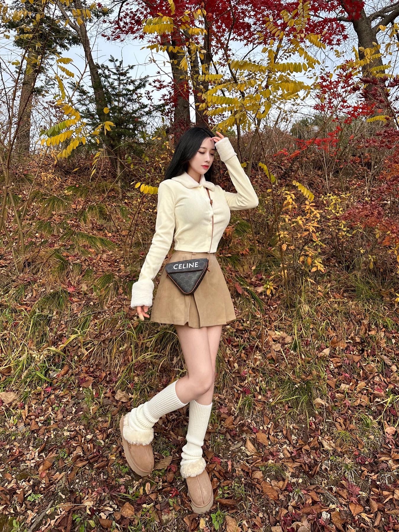 Celine Triangle Bag in Triomphe Canvas with Celine Print Tan, (W) UGG Disquette Slipper Chestnut 착용 스타일 - 2
