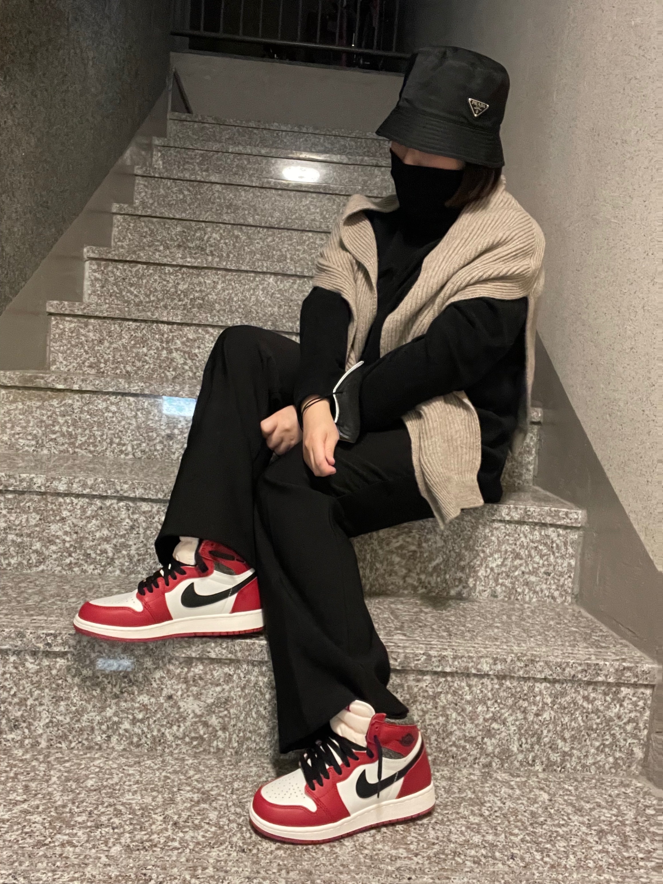 (GS) Jordan 1 Retro High OG Chicago 2022, Prada Re-Nylon Bucket Hat Black 착용 스타일 - 2