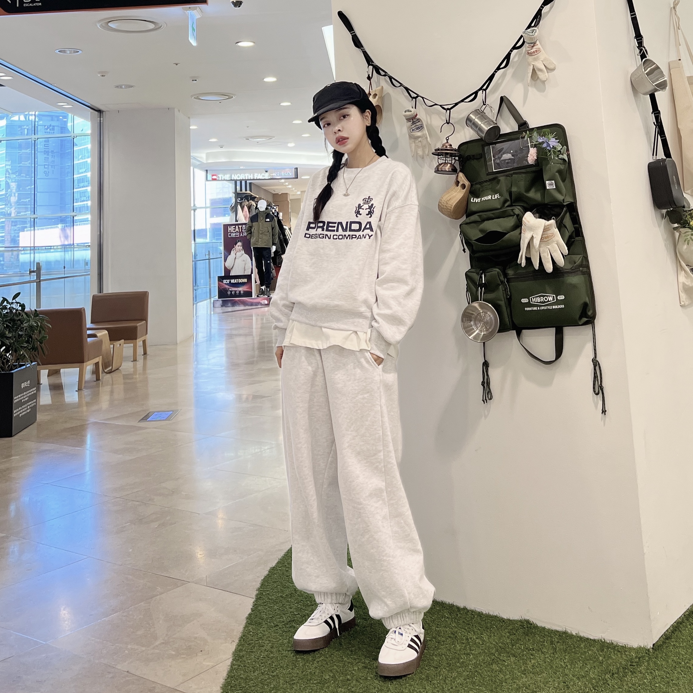 (W) Adidas Sambarose White Black Gum 착용 스타일 - 2