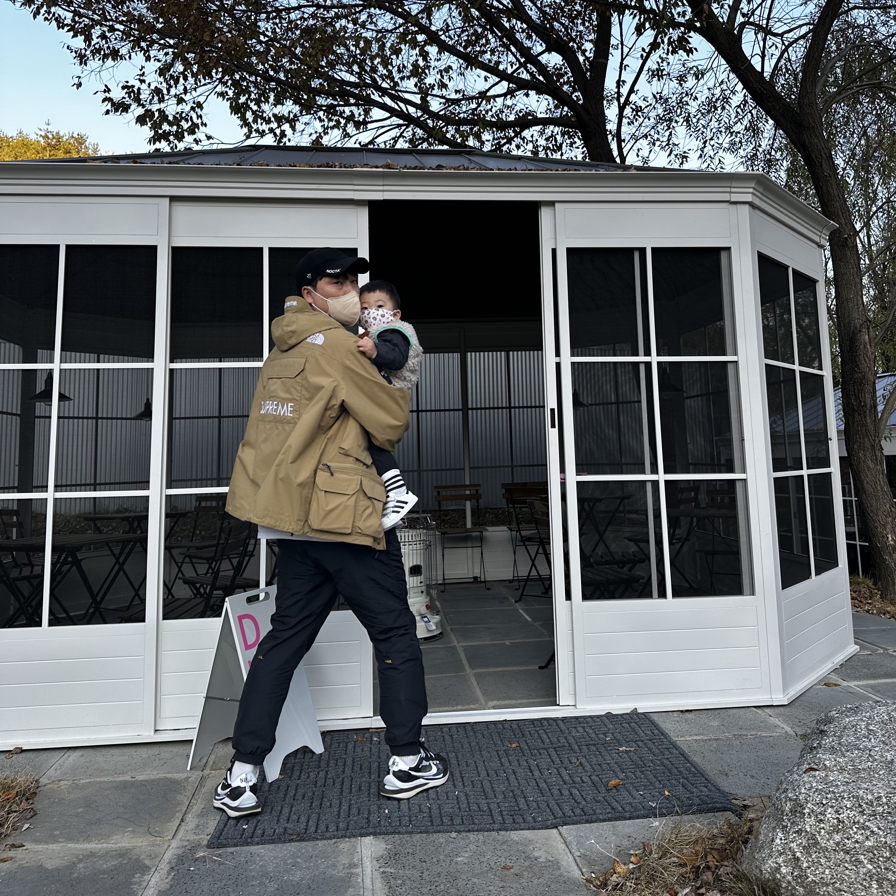 Supreme x The North Face Cargo Jacket Gold - 20SS, Nike x Sacai VaporWaffle Black White 착용 스타일