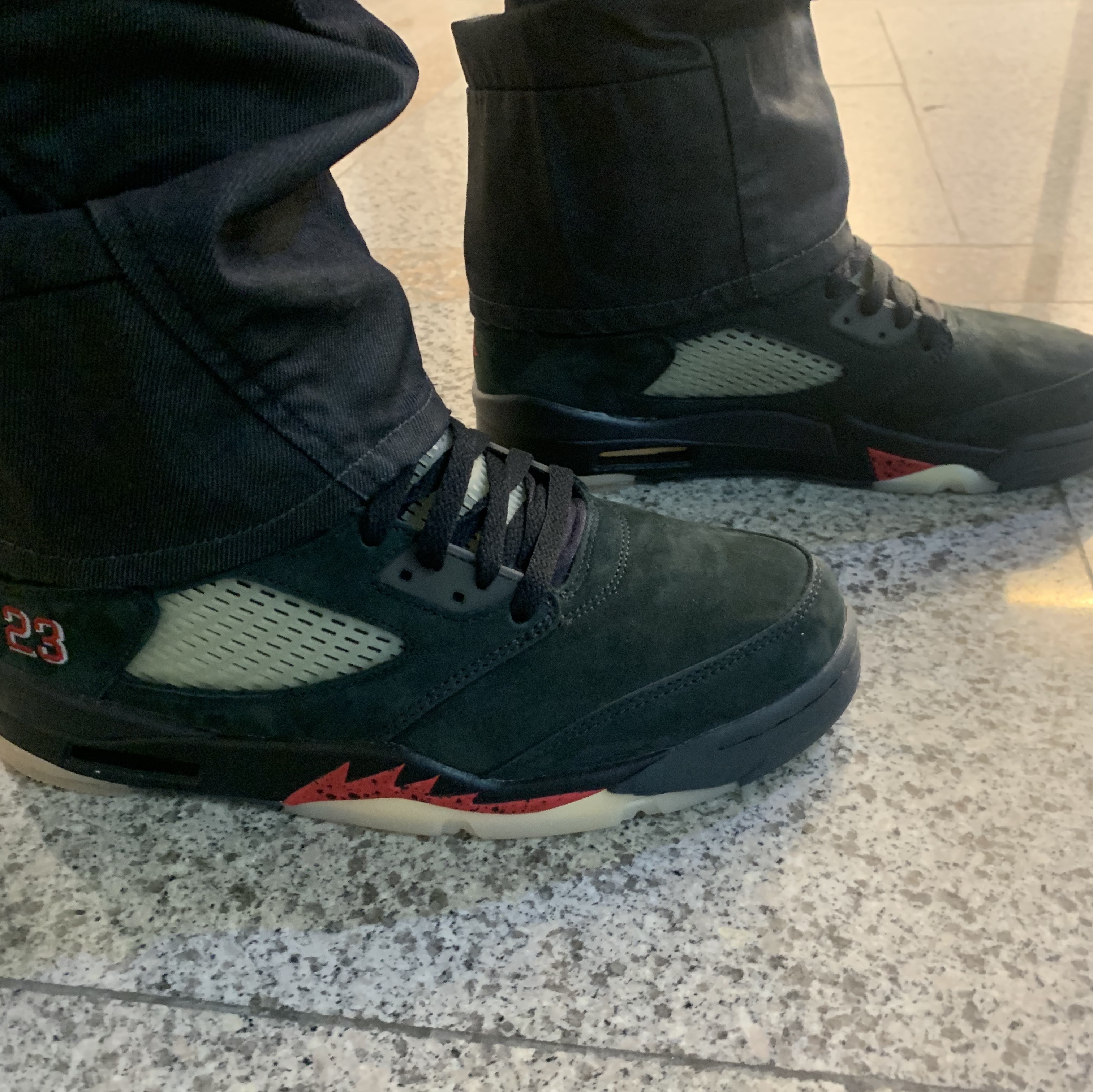 (W) Jordan 5 Retro Gore-Tex Off Noir Fire Red 착용 스타일 - 3