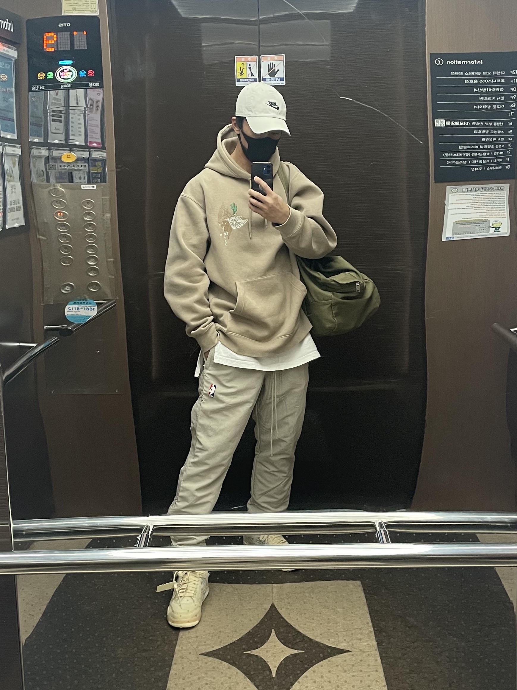 (W) Jordan 4 x Off-White Retro SP Sail, Nike x Fear of God Warm Up Pants String 착용 스타일