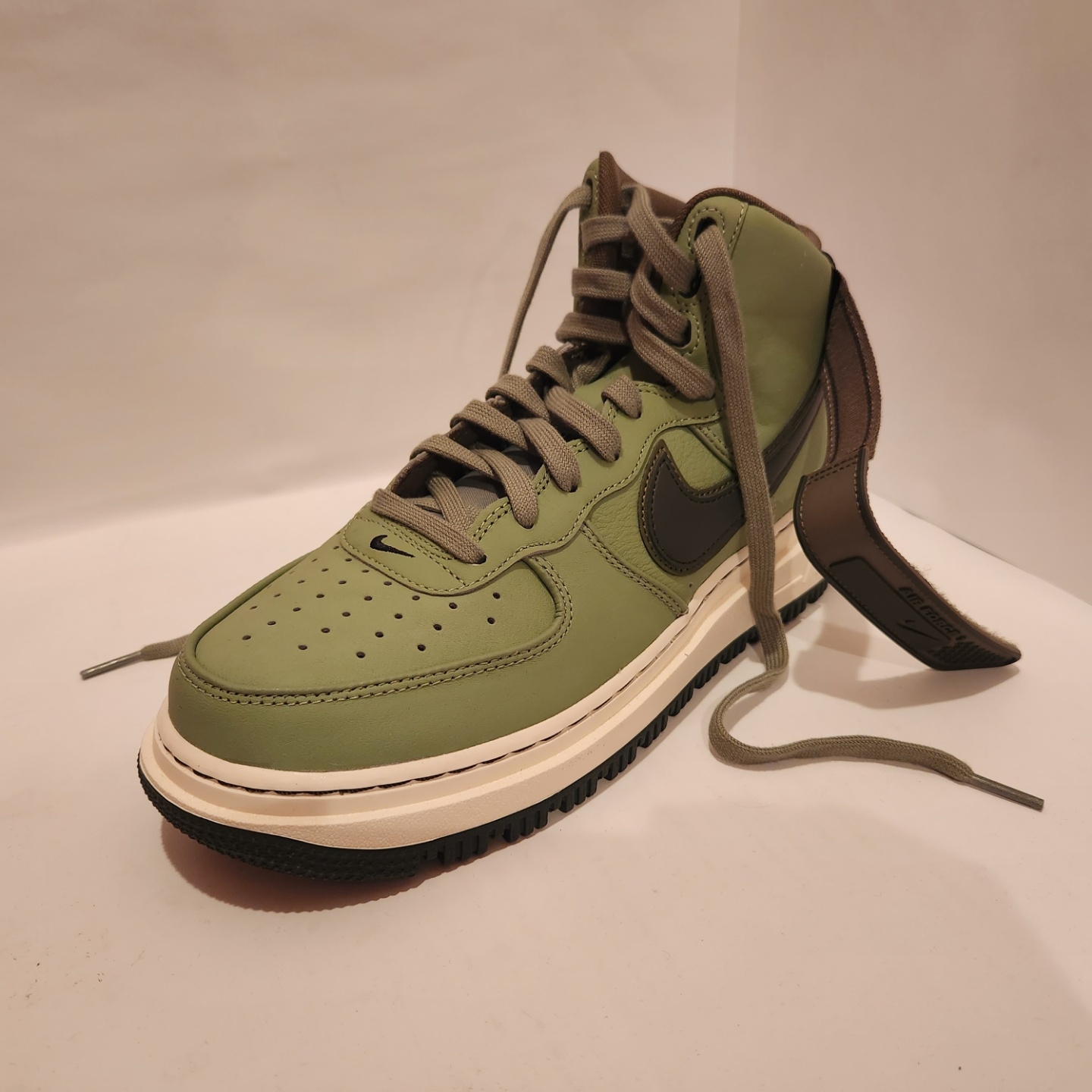 Nike Air Force 1 Boot Oil Green 착용 스타일 - 1