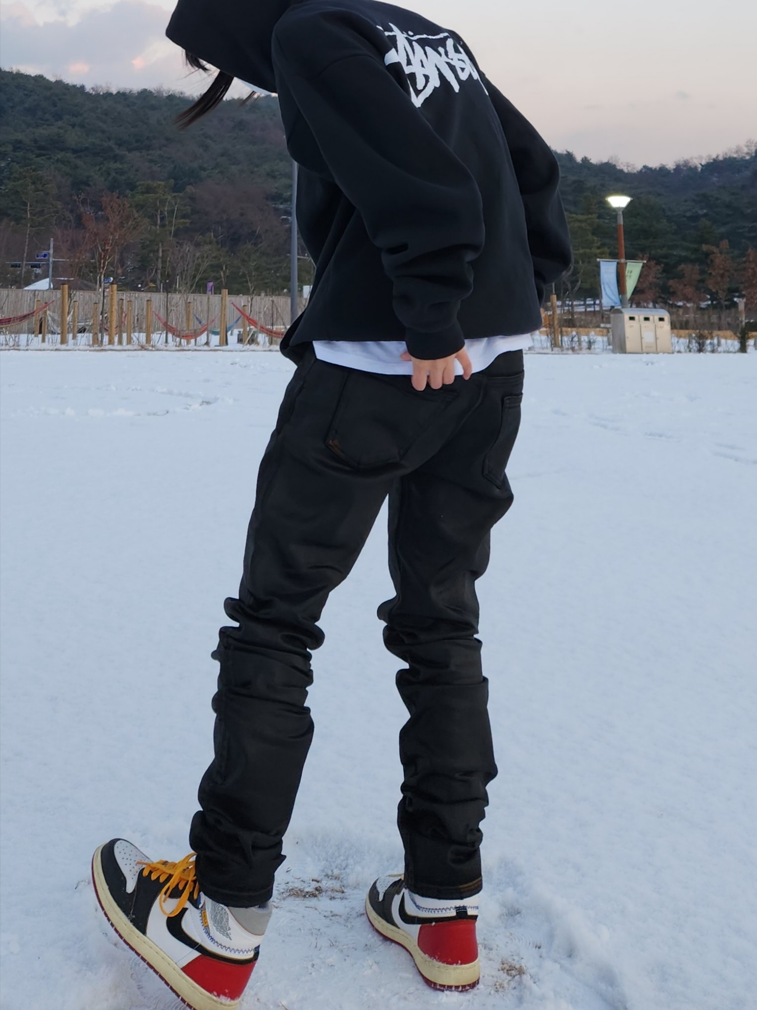 Undermycar Black Mamba Slim Fit Red Stitch Wax Coating Jeans Rumba Red - 22FW, Jordan 1 x Union Retro High Black Toe 착용 스타일 - 3