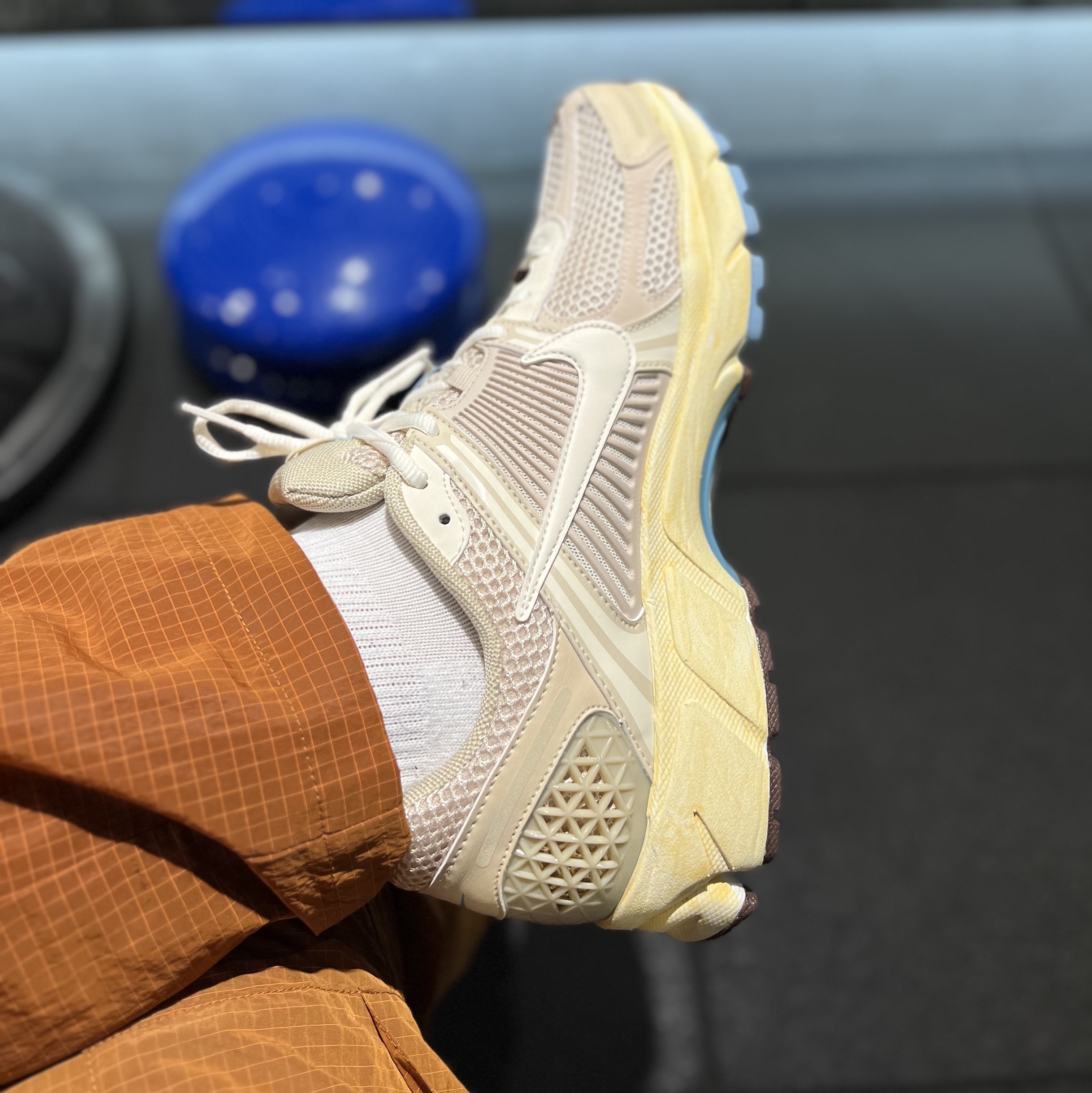 (W) Nike Zoom Vomero 5 Oatmeal 착용 스타일 - 3
