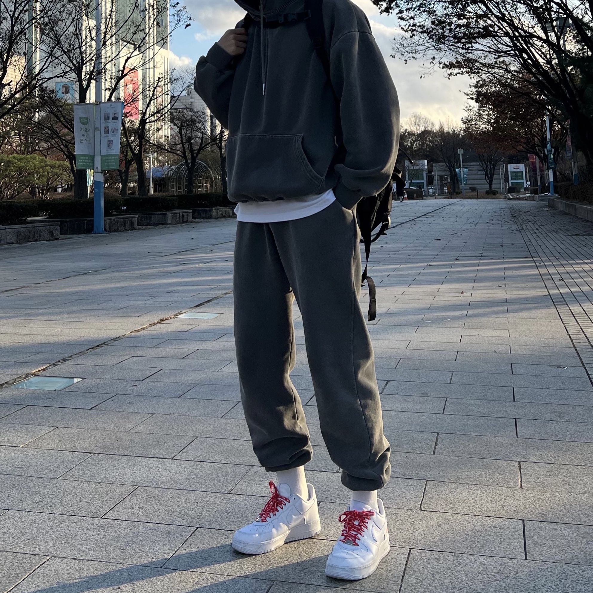 Nike x Supreme Air Force 1 Low White 착용 스타일 - 3