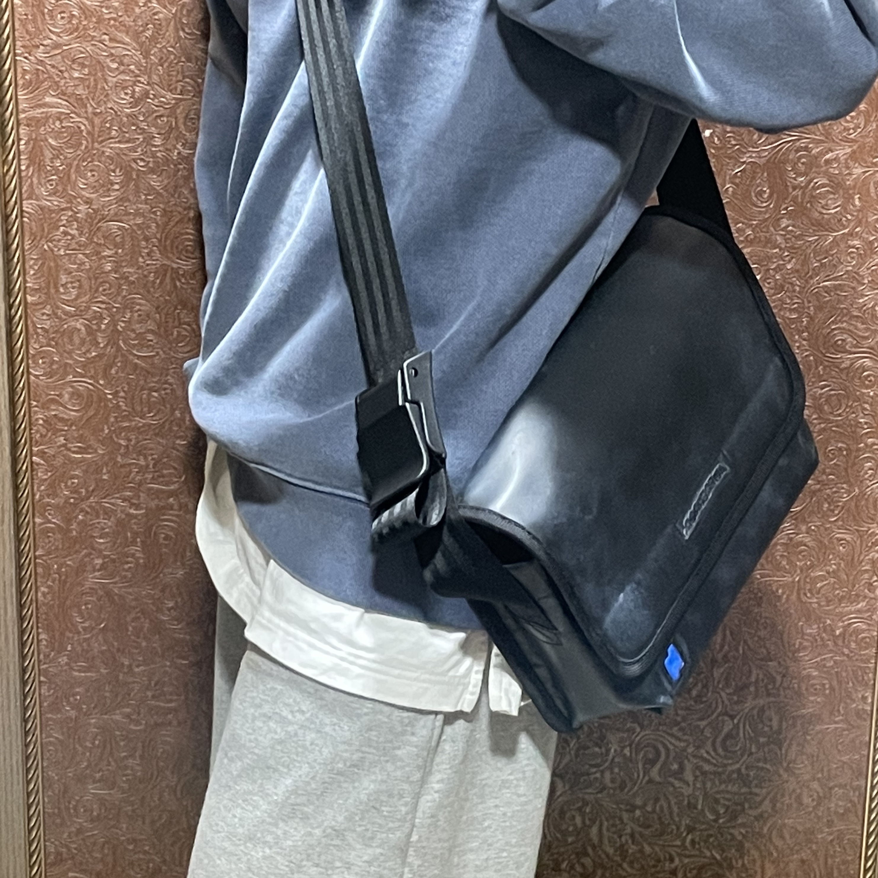 Ader Error Small Trace Esty Messanger Bag Noir 착용 스타일 - 1
