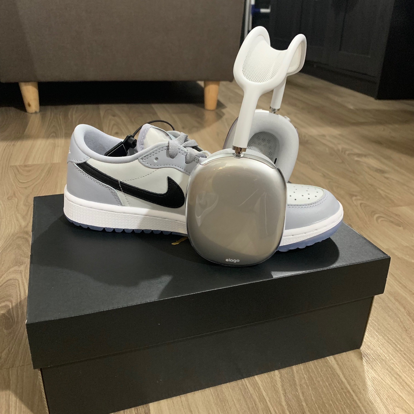 Jordan 1 Low Golf Wolf Grey, Apple AirPods Max Lightning Silver (Korean Ver.) 착용 스타일 - 4