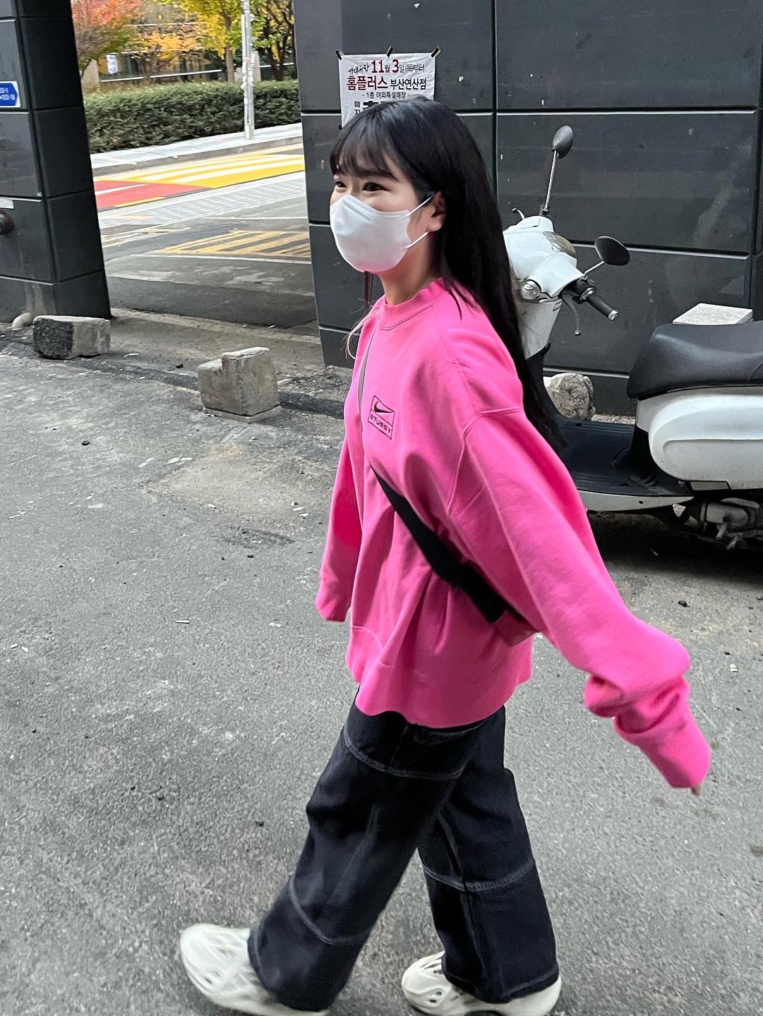 Nike x Stussy NRG Washed Fleece Crewneck Lotus PInk, Adidas Yeezy Foam RNNR Sand 착용 스타일 - 3
