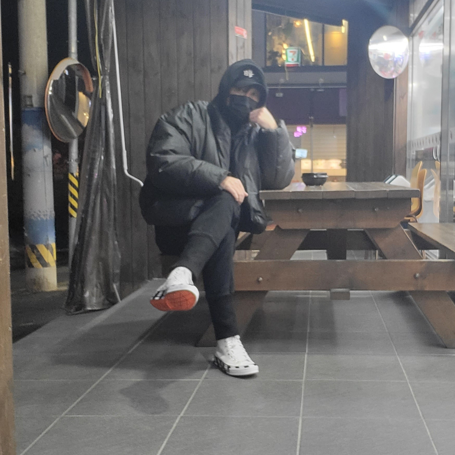 Yeezy Gap Round Jacket Black, Darkr8m Studio Upside Down Silver Logo Cap 착용 스타일