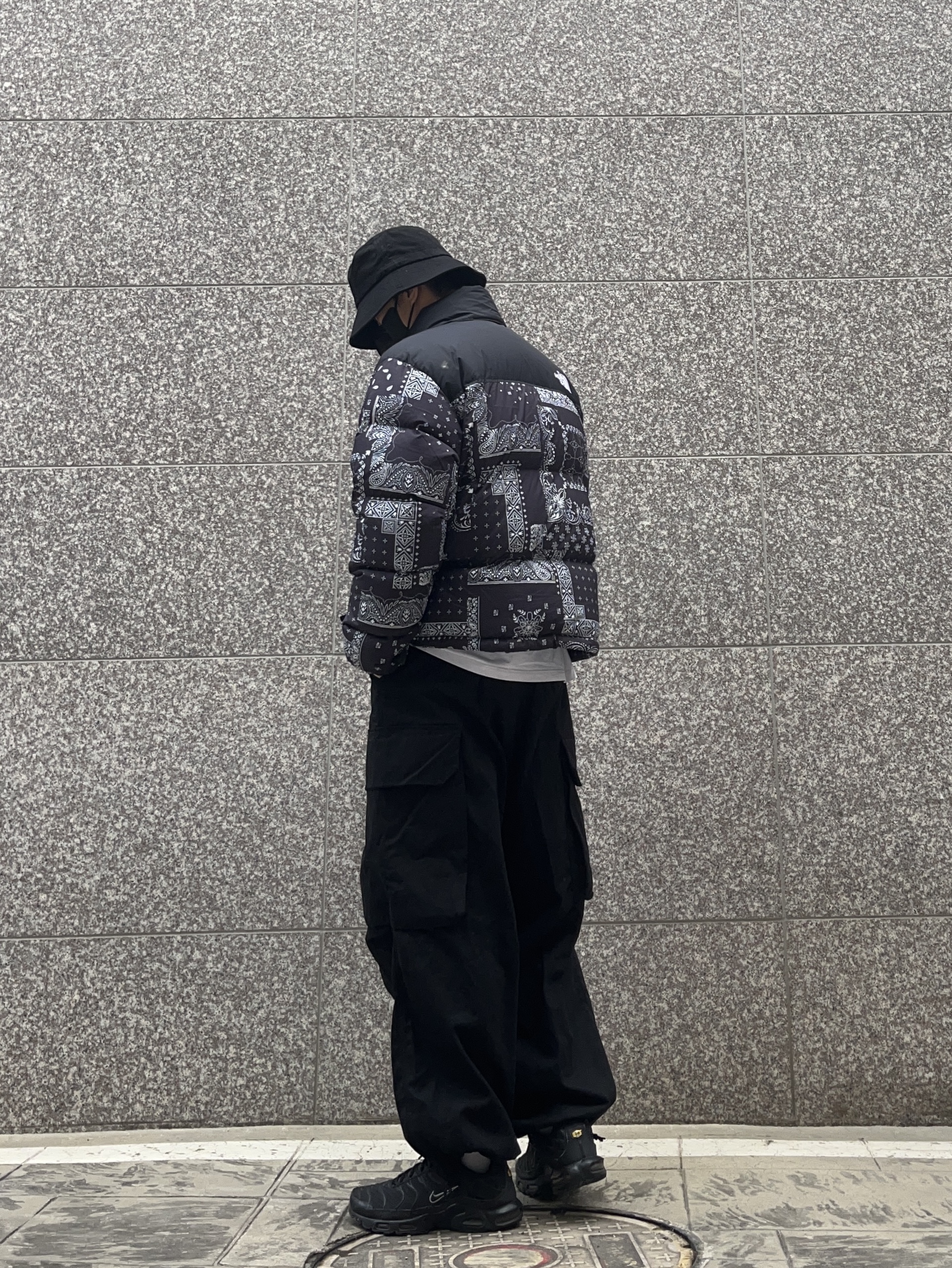 The North Face 1996 Novelty Nuptse Jacket Real Black, Nike Air Max Plus Triple Black 착용 스타일 - 3