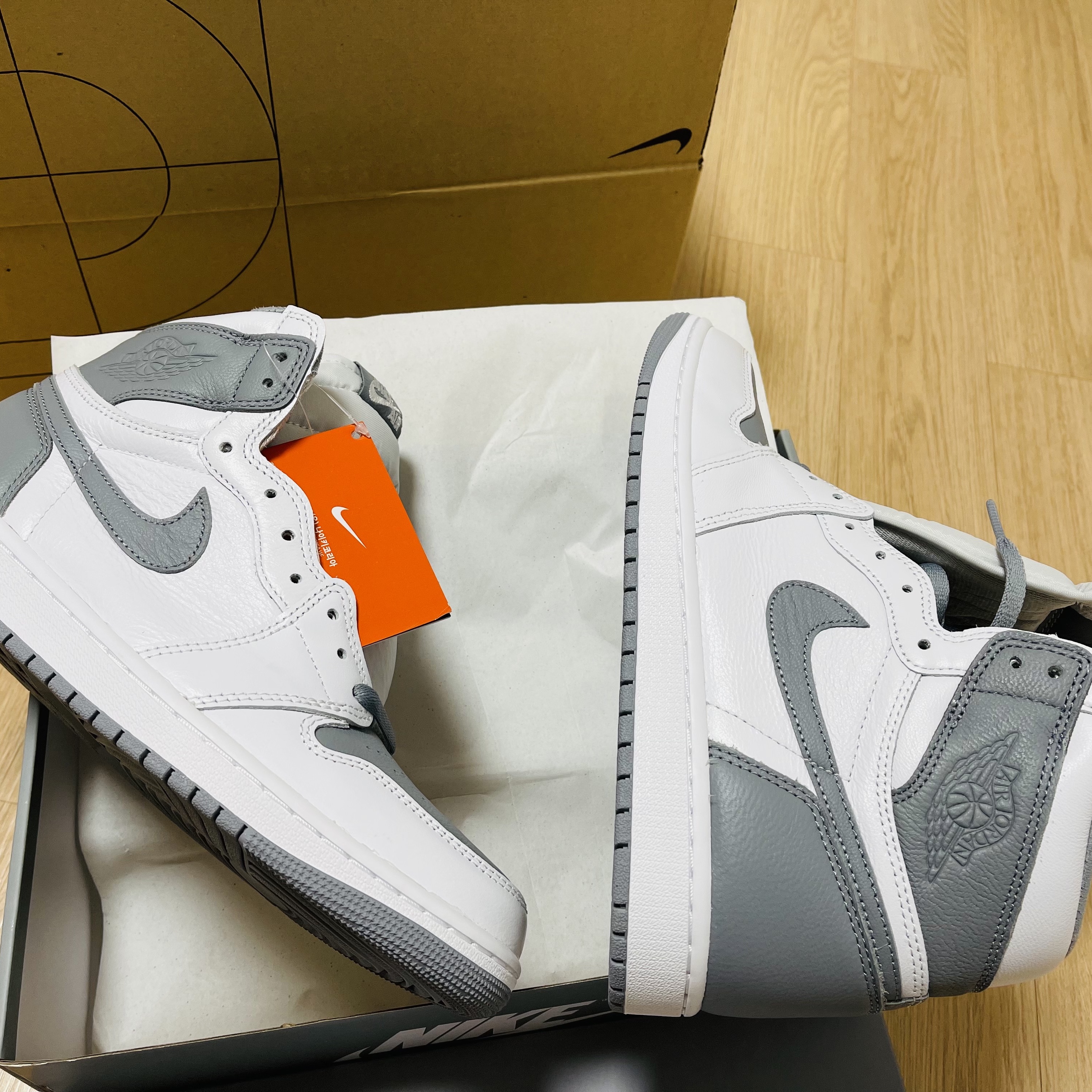 Jordan 1 Retro High OG Stealth 착용 스타일 - 1