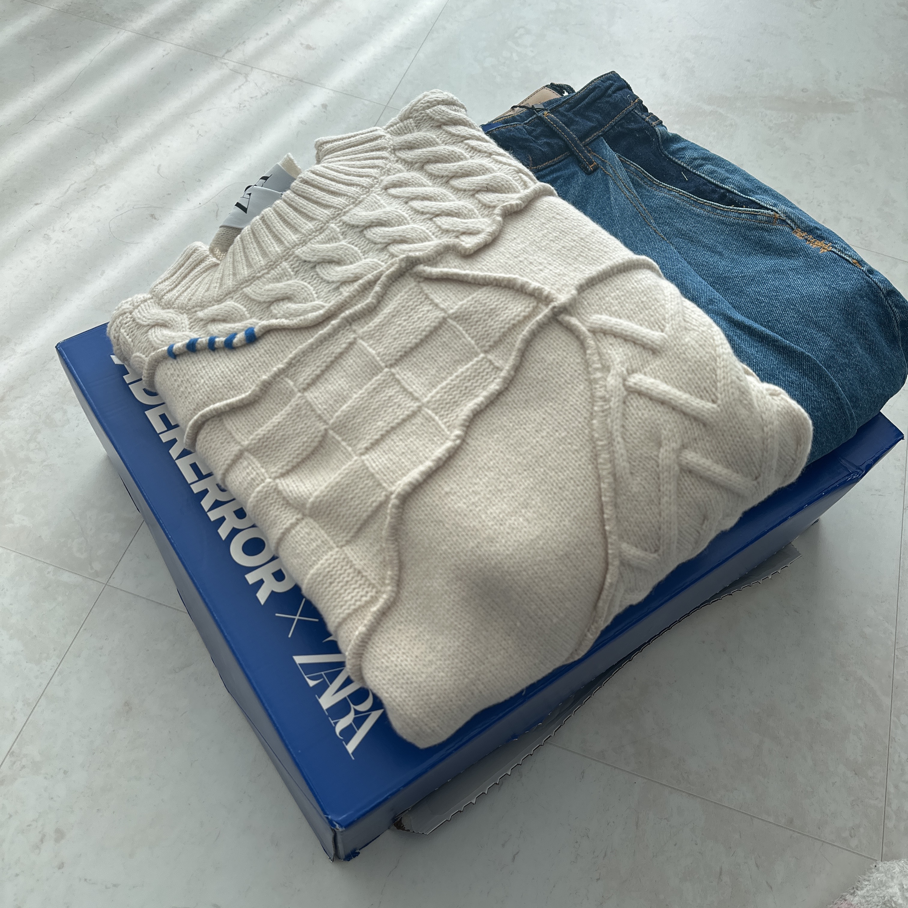 Zara x Ader Error Patchwork Oversize Knit Sweater Cream, Zara x Ader Error Barrel Leg Jeans Blue 착용 스타일 - 1
