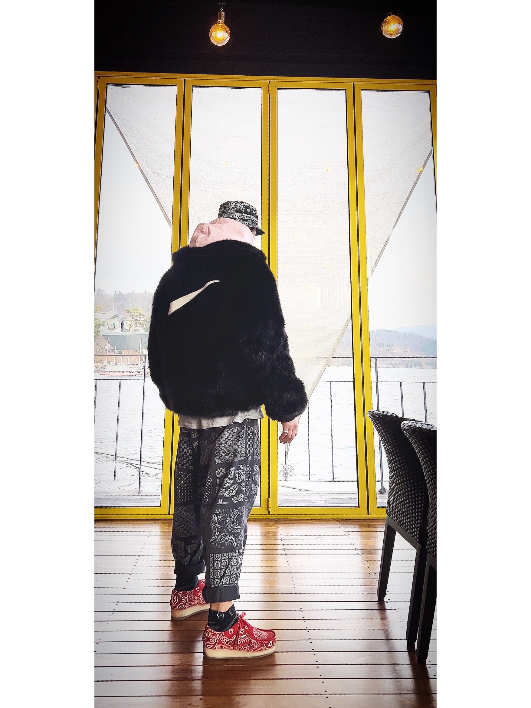 Supreme Bandana Crusher Black - 21SS, Supreme x Burberry Box Logo Hooded Sweatshirt Light Pink - 22SS 착용 스타일 - 1