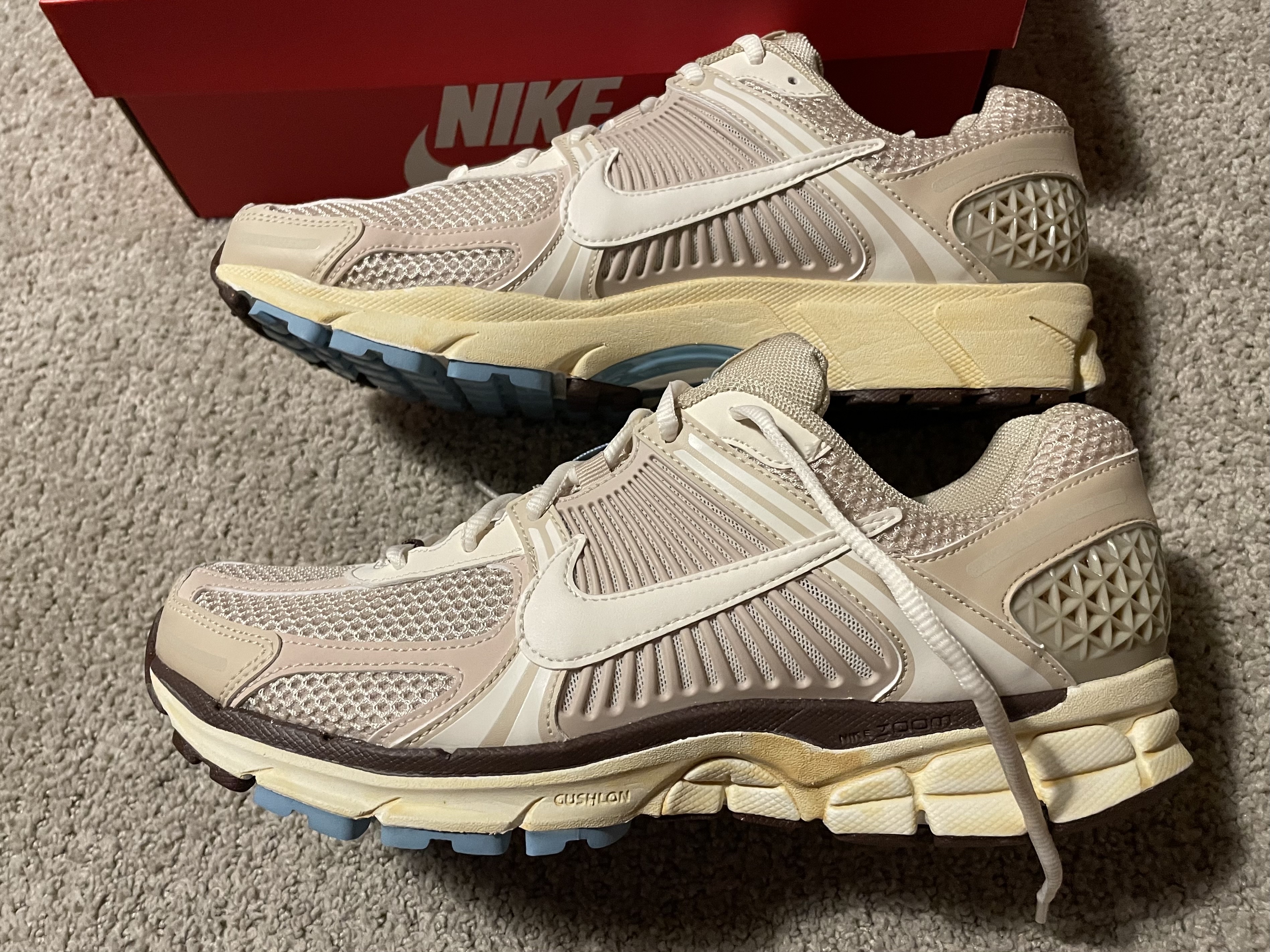 (W) Nike Zoom Vomero 5 Oatmeal 착용 스타일 - 4