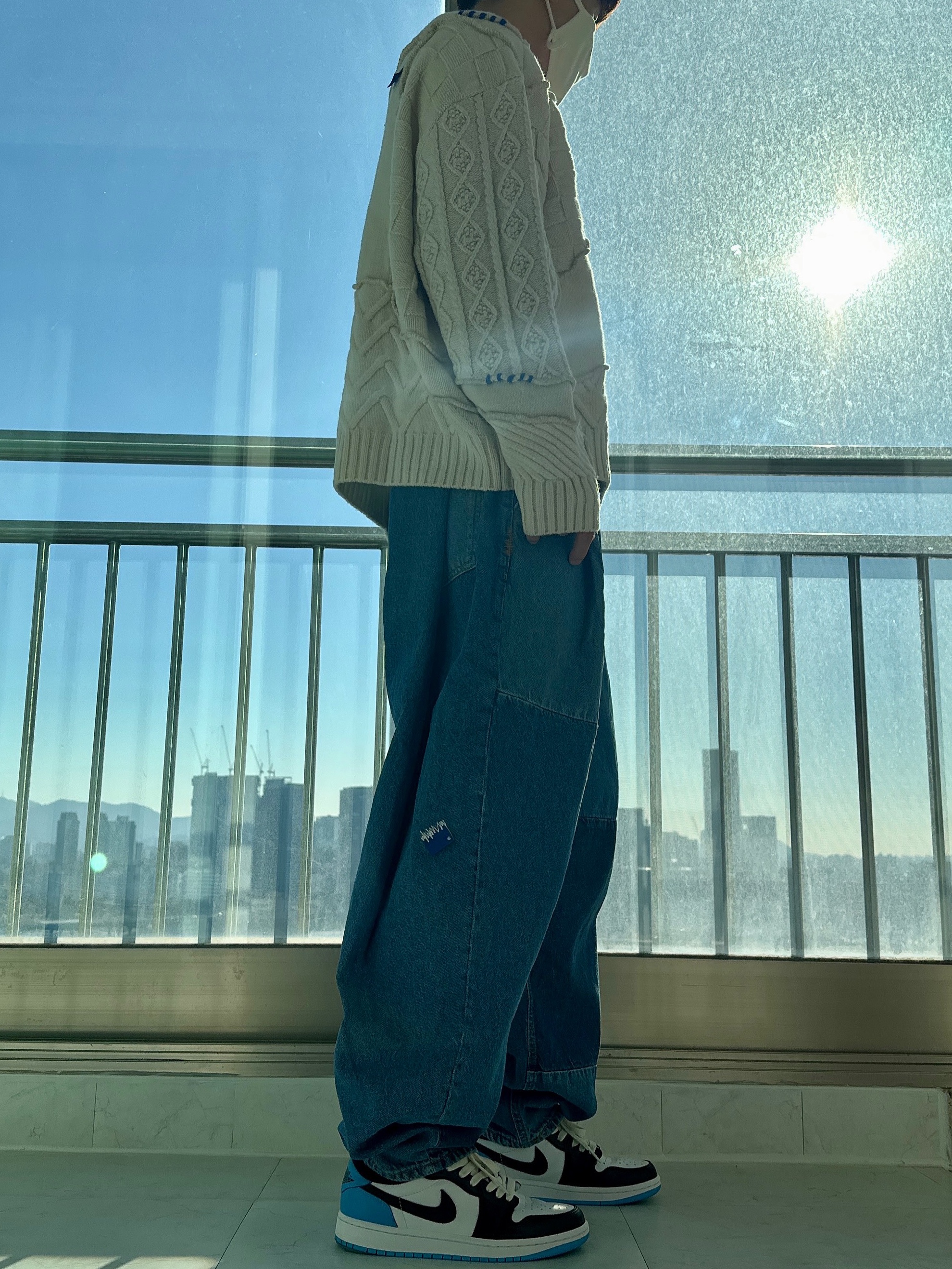 Zara x Ader Error Barrel Leg Jeans Blue, Zara x Ader Error Patchwork Oversize Knit Sweater Cream 착용 스타일 - 1