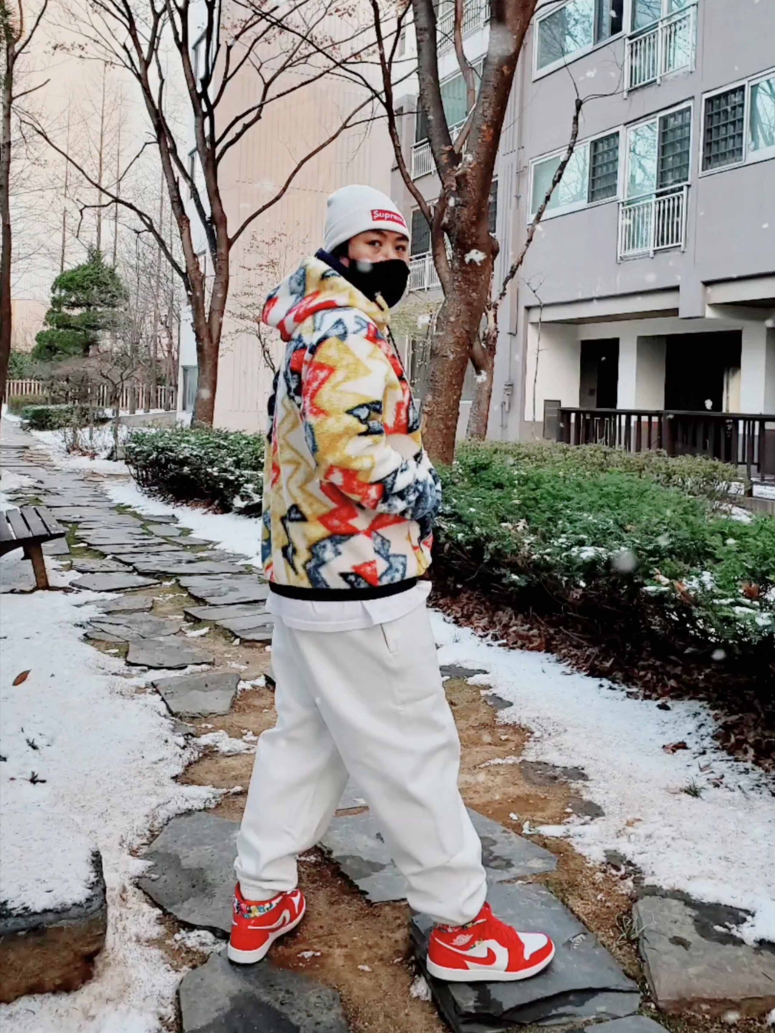 Supreme New Era Box Logo Beanie White - 21FW, Nike NRG Solo Swoosh Fleece Pants Summit White - Asia 착용 스타일