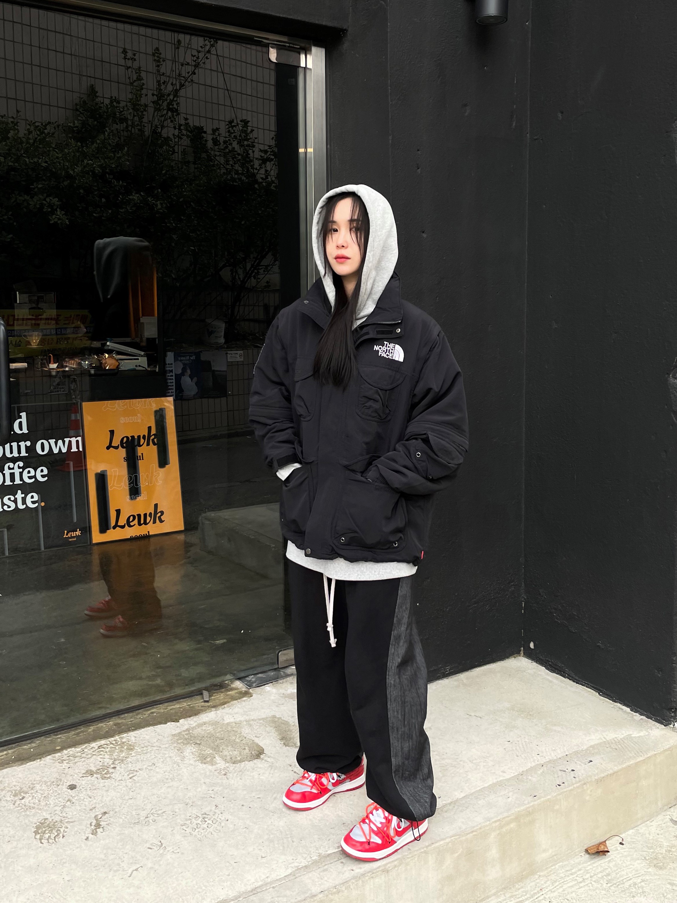 Supreme x The North Face Trekking Convertible Jacket Black - 22SS, Nike x Off-White Dunk Low University Red 착용 스타일